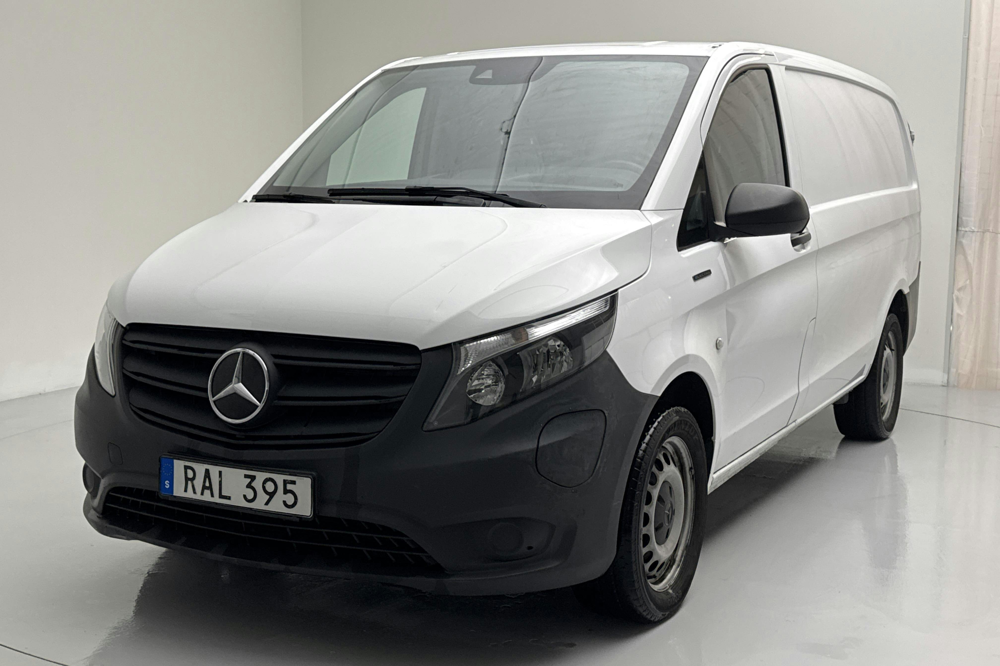 Presentation photo 1 of 12: Mercedes eVito Skåp 60kWh W640 (116hk) - 43 670 km - Automatic - white - 2023