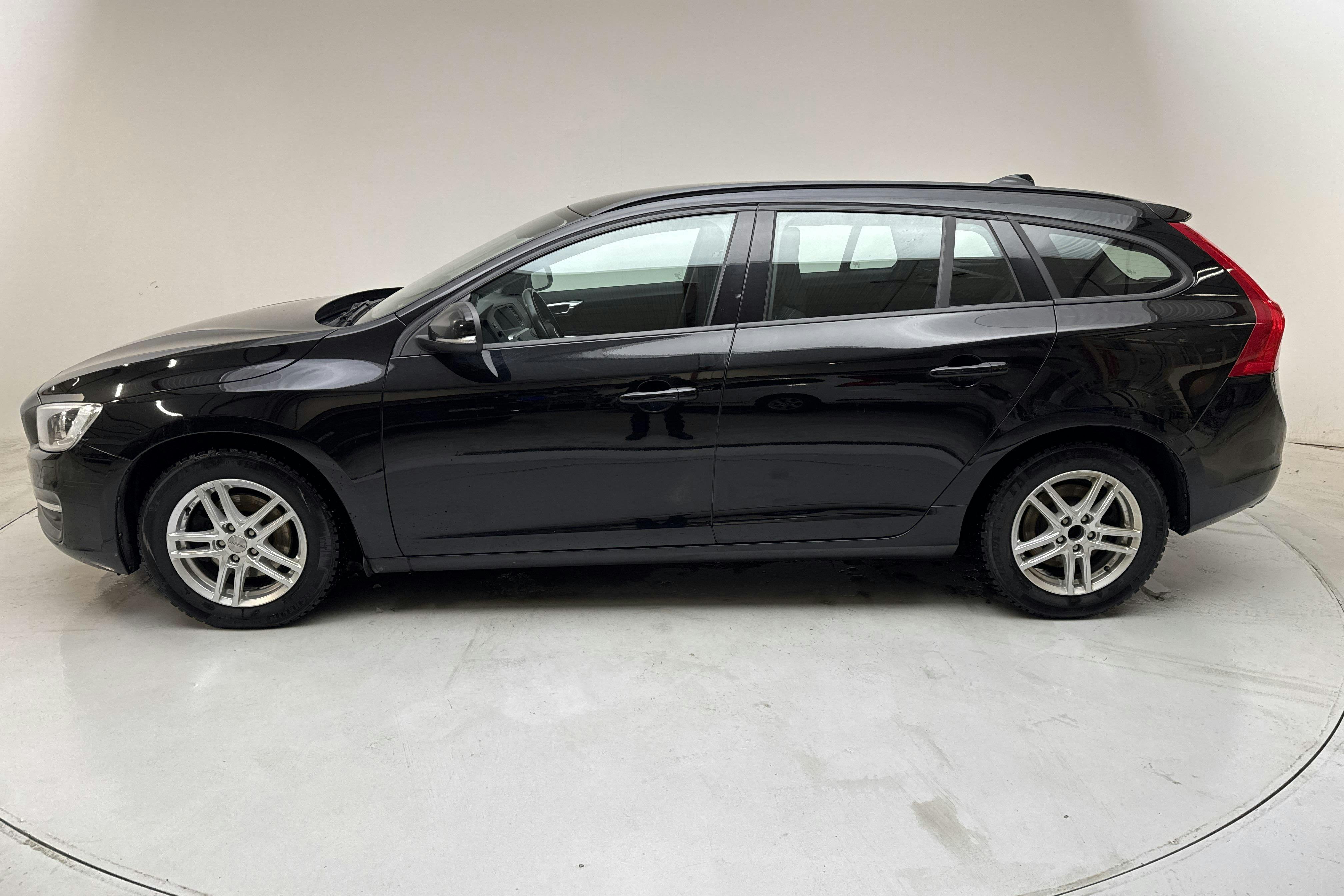 Presentationsfoto 2 av 13: Volvo V60 D2 (115hk) - 12 836 mil - Manuell - svart - 2014