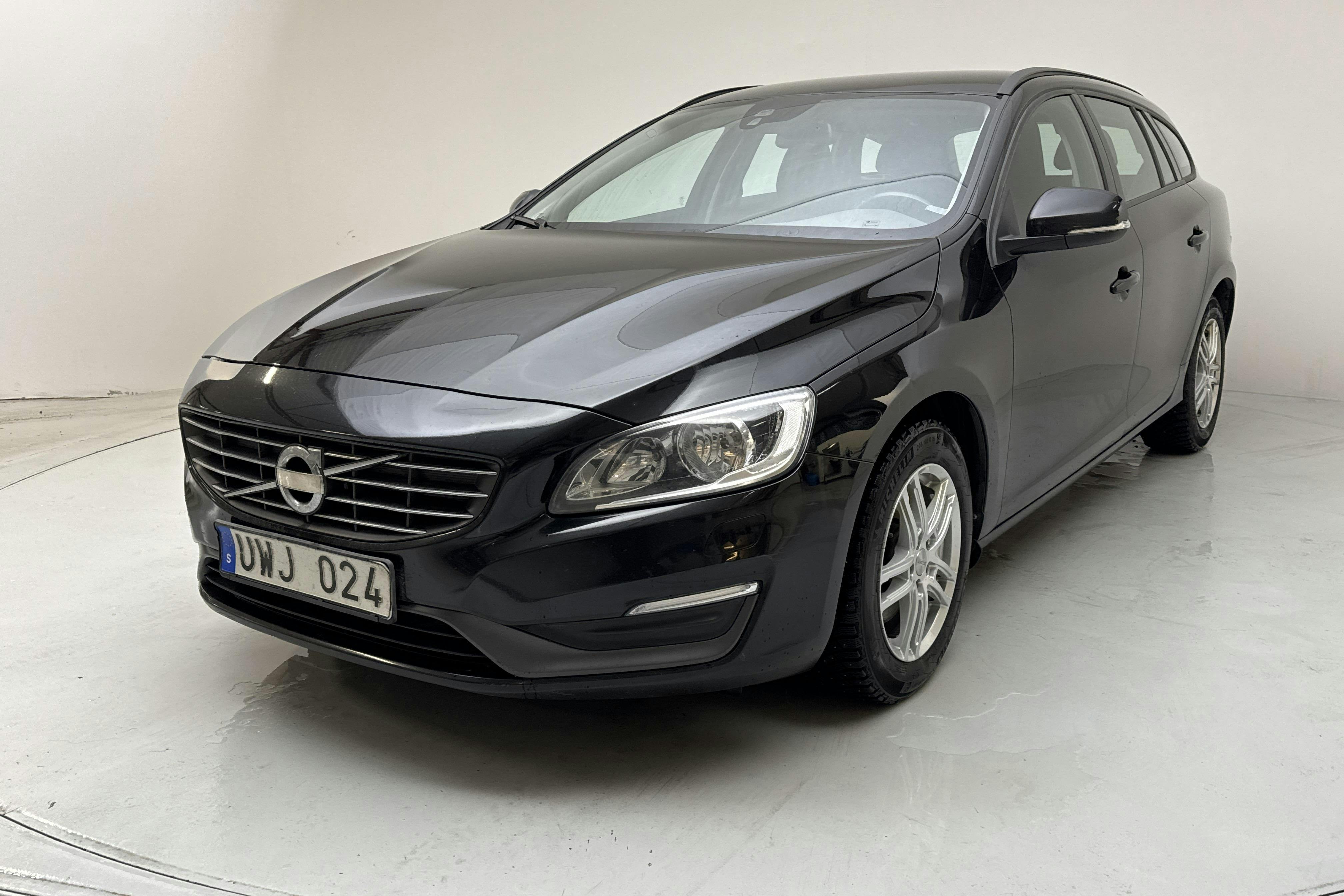 Presentationsfoto 1 av 13: Volvo V60 D2 (115hk) - 12 836 mil - Manuell - svart - 2014