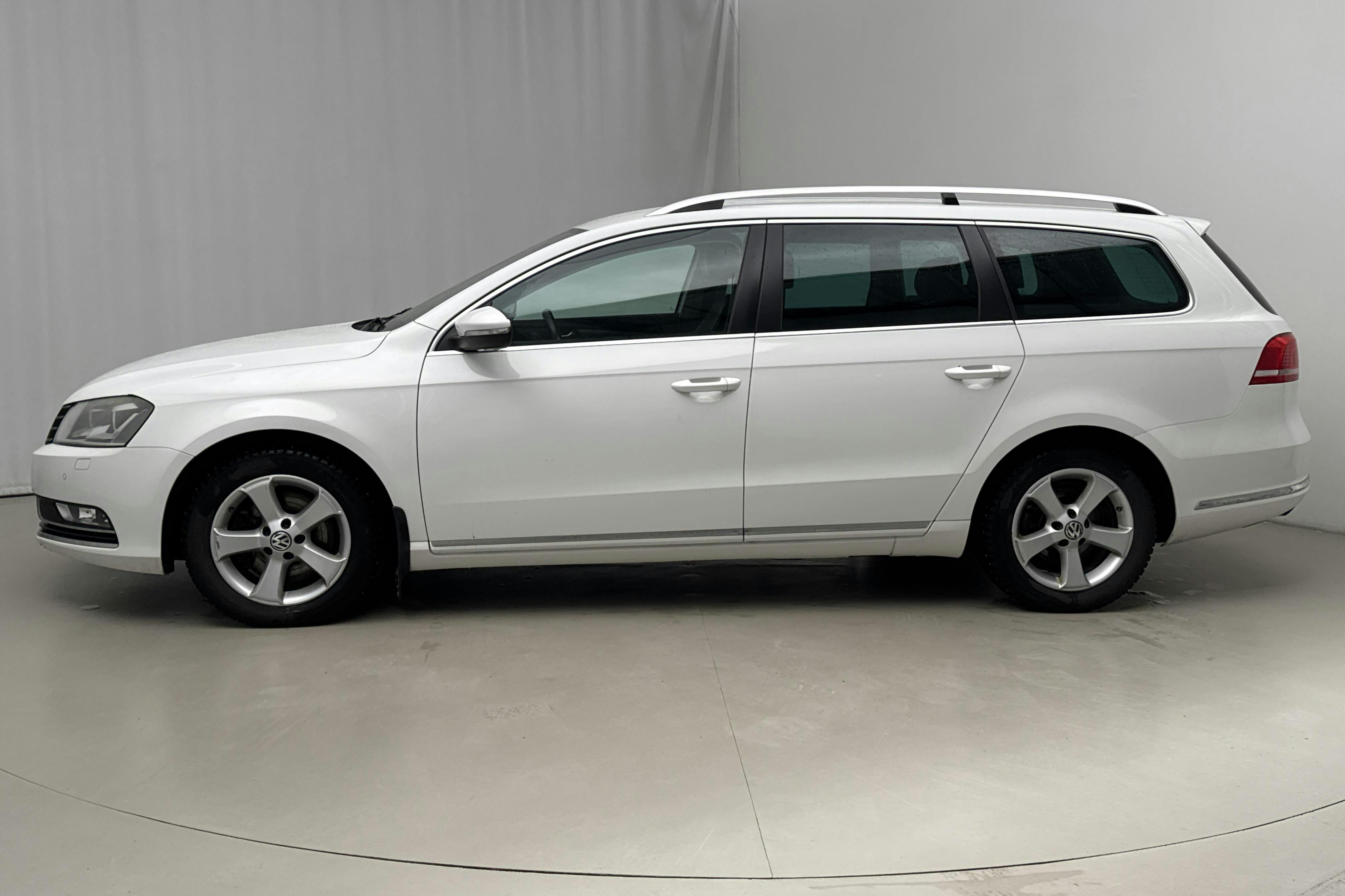 Presentationsfoto 2 av 12: VW Passat 2.0 TDI BlueMotion Technology Variant 4Motion (170hk) - 13 892 mil - Automat - vit - 2012