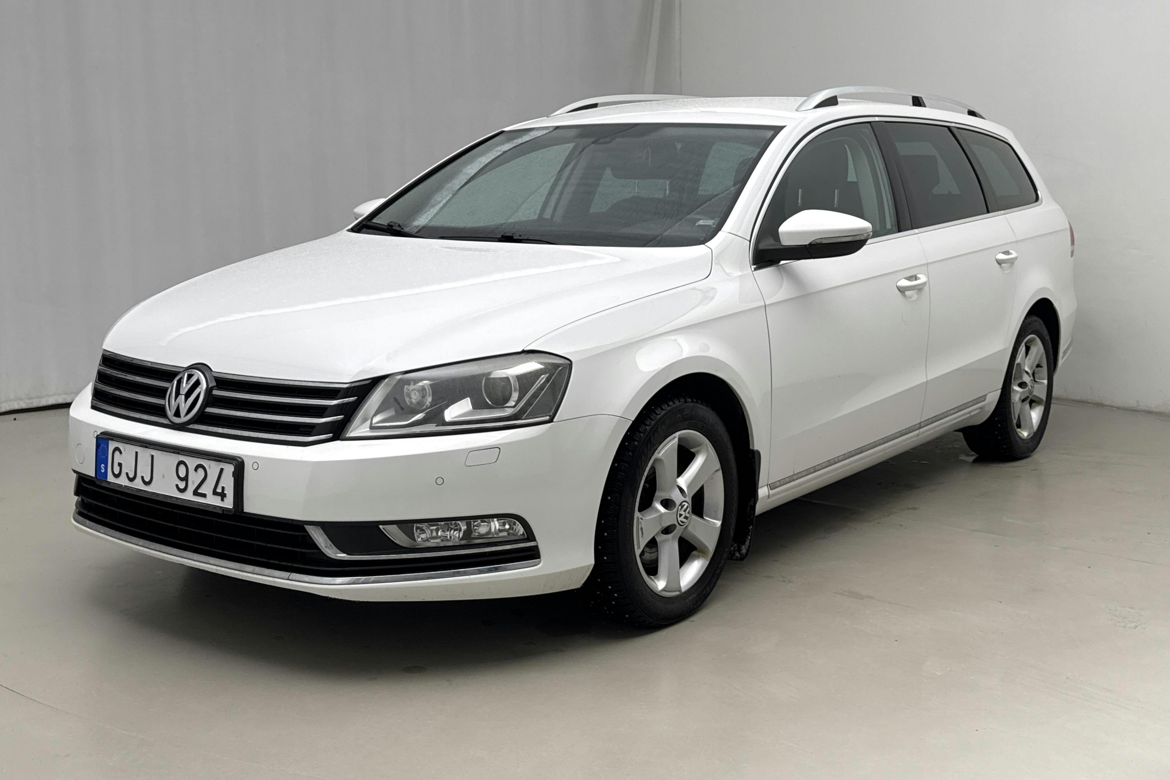 Presentationsfoto 1 av 12: VW Passat 2.0 TDI BlueMotion Technology Variant 4Motion (170hk) - 13 892 mil - Automat - vit - 2012