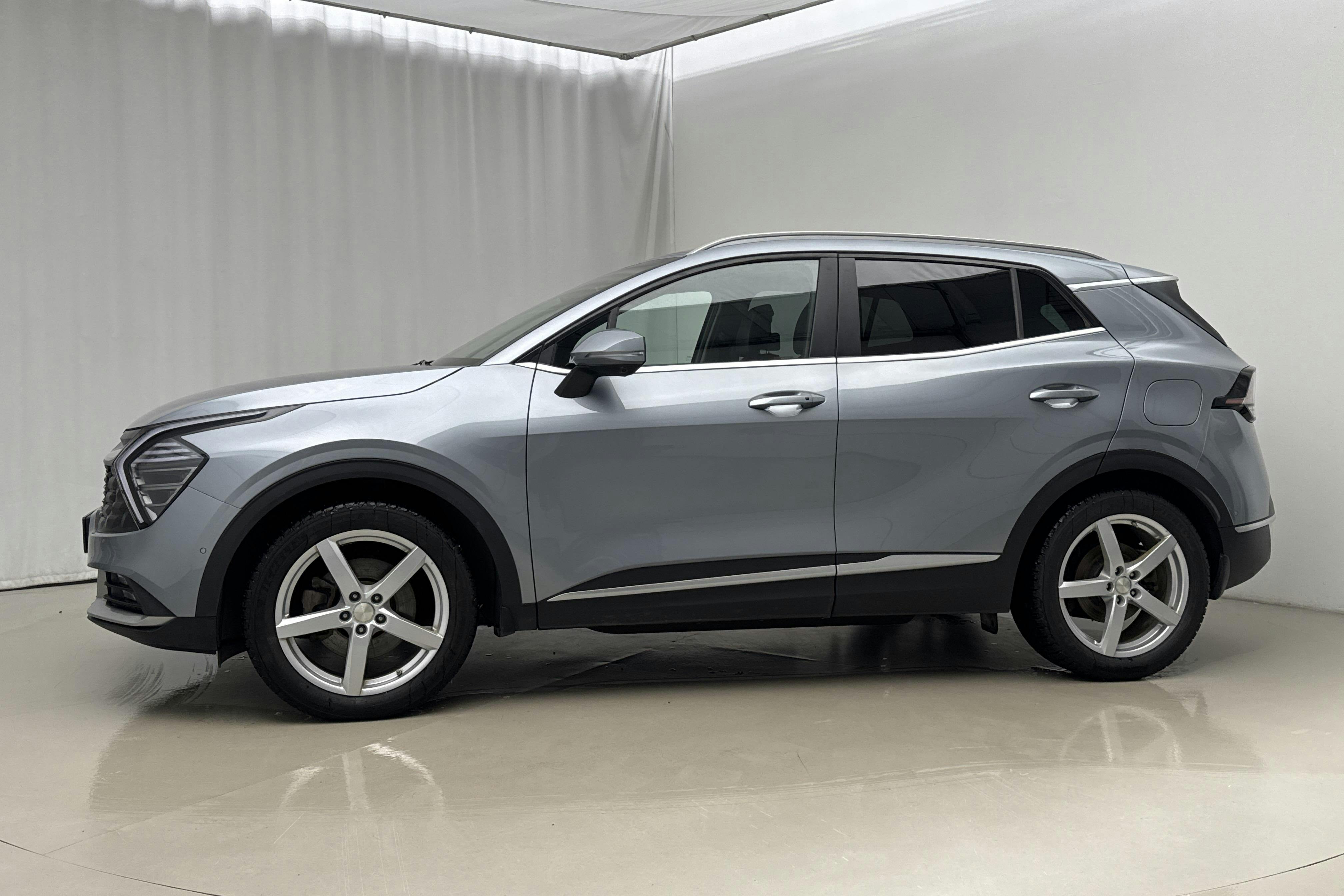 Presentationsfoto 2 av 21: KIA Sportage PHEV AWD (265hk) - 8 725 mil - Automat - grå - 2023