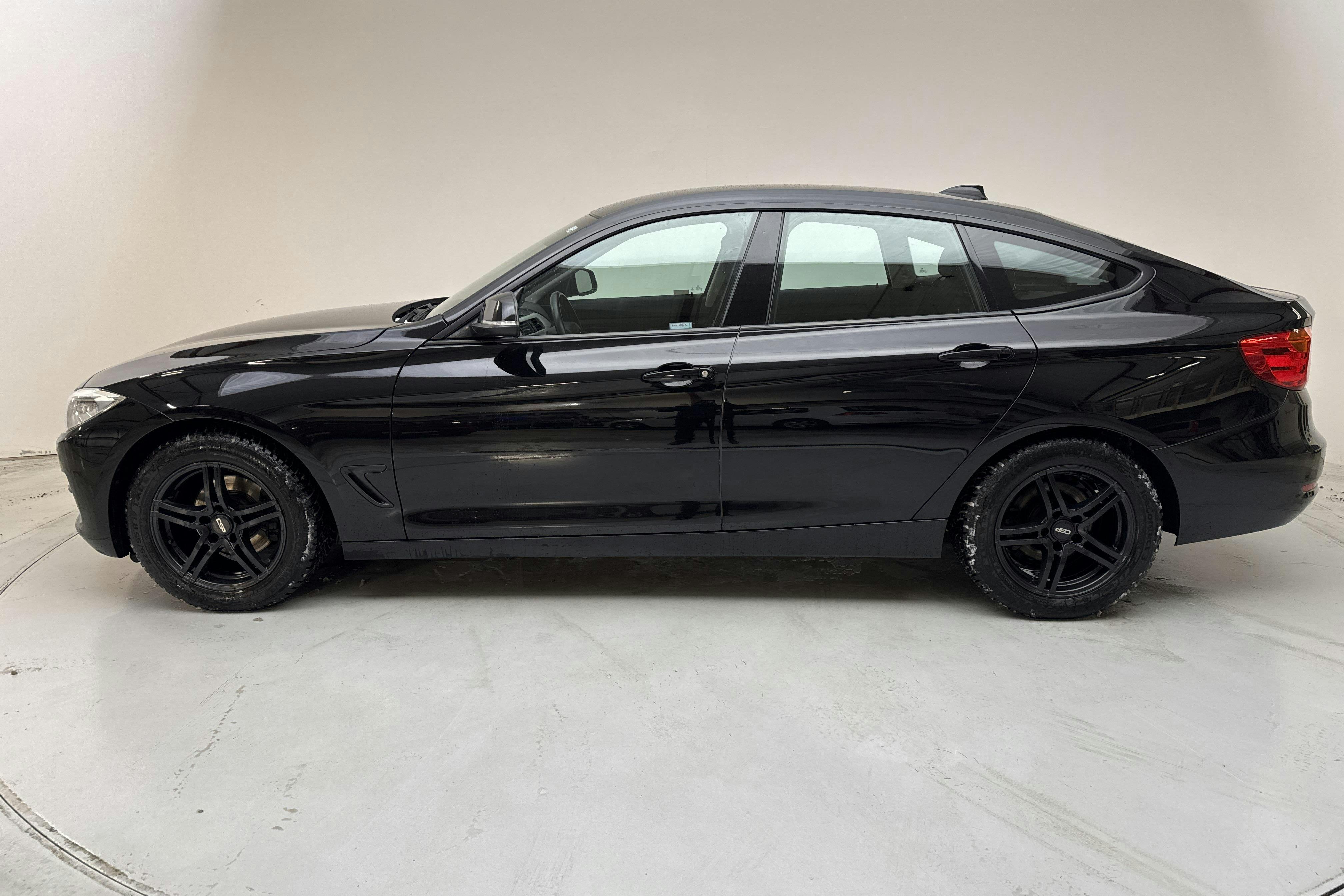 Präsentationsfoto 2 von 14: BMW 320d GT, F34 (190hk) - 274 760 Kilometer - Verkaufsautomat - Schwarz - 2016