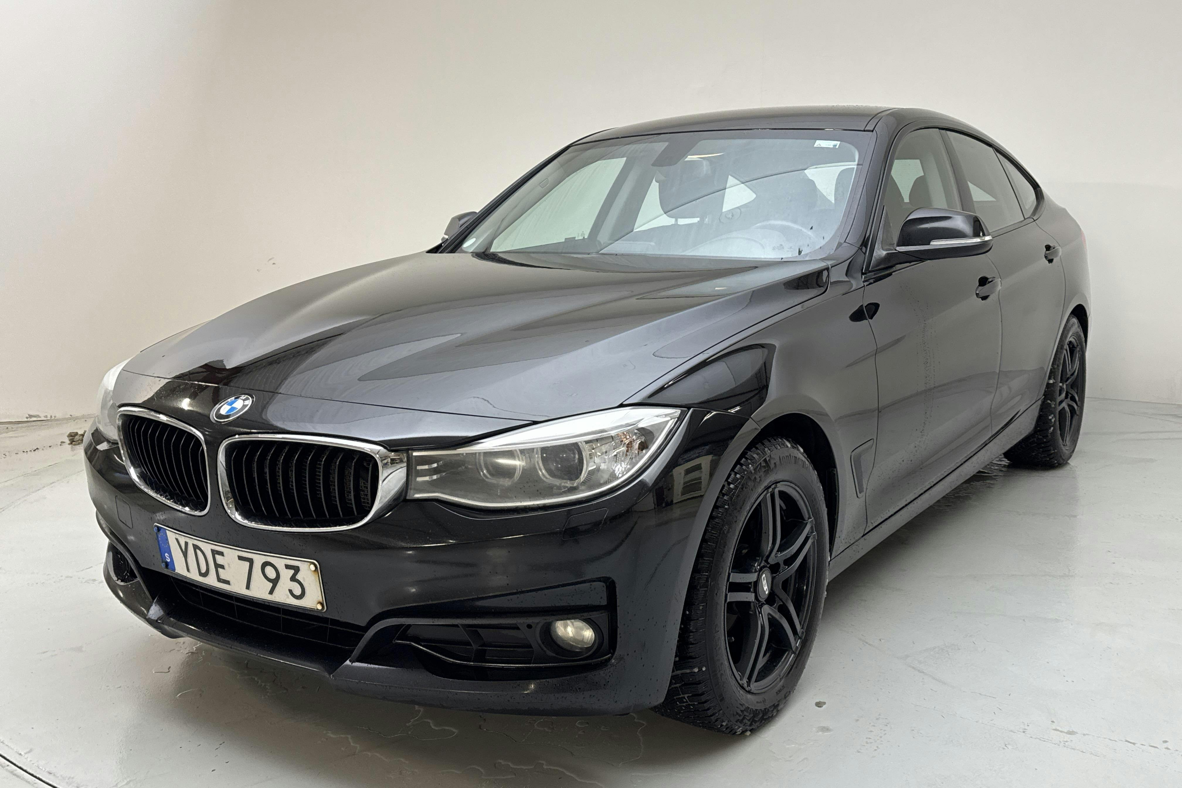 Präsentationsfoto 1 von 14: BMW 320d GT, F34 (190hk) - 274 760 Kilometer - Verkaufsautomat - Schwarz - 2016
