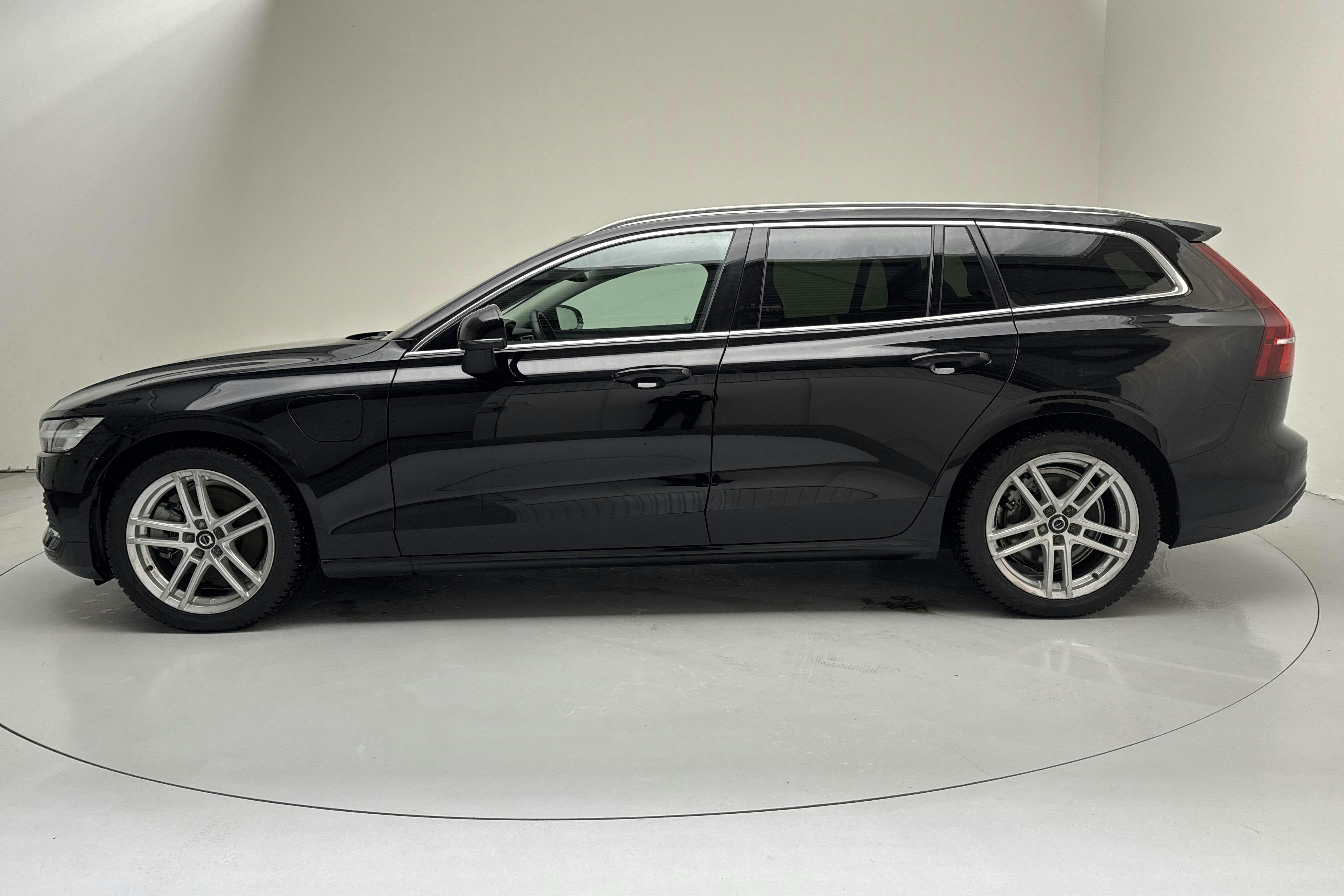 Esitlusfoto 2 aadressil 18: Volvo V60 T6 AWD Recharge (350hk) - 83 780 km - Automaatne - must - 2023