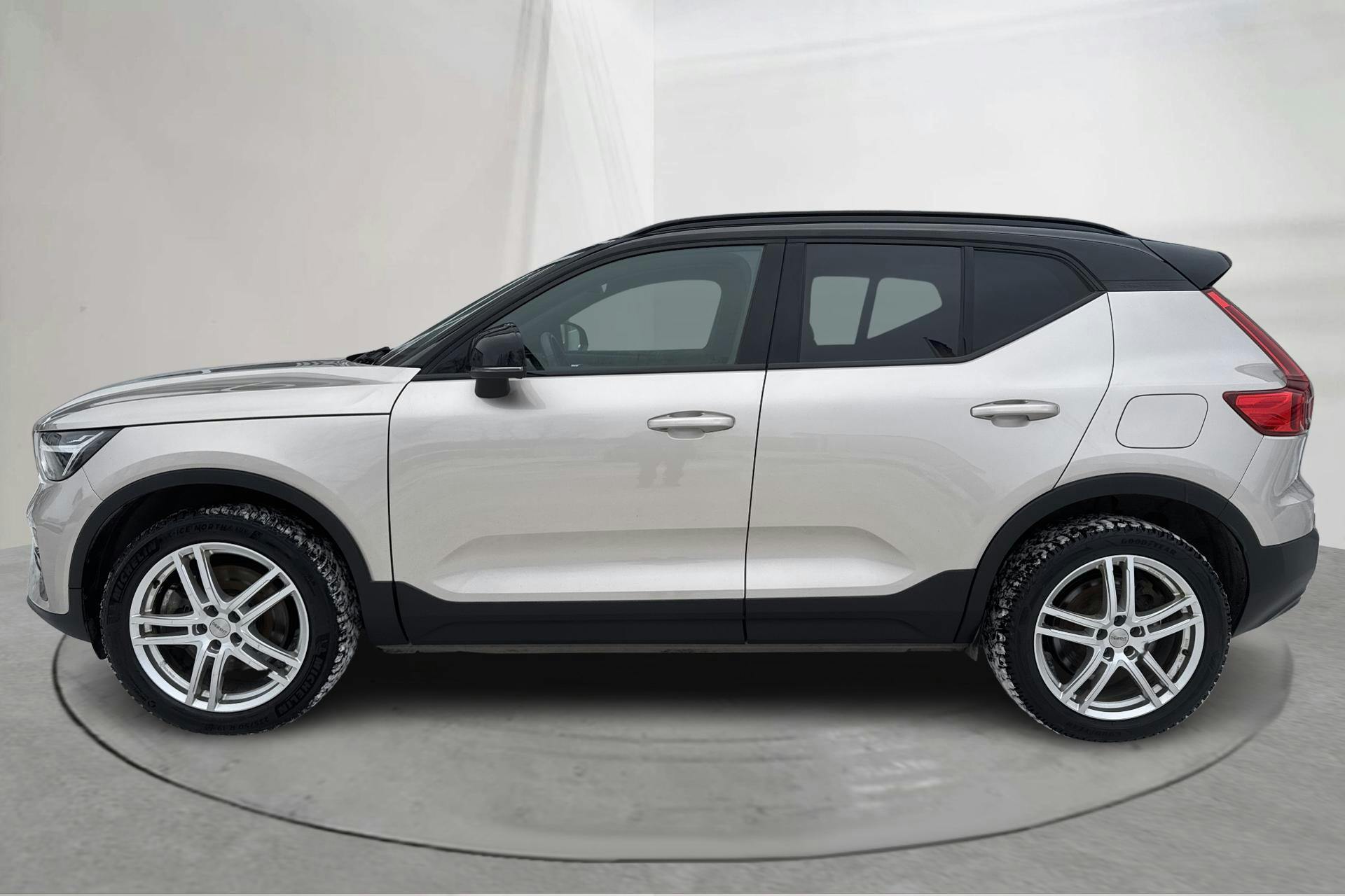 Presentationsfoto 2 av 18: Volvo XC40 P6 Recharge (231hk) - 8 306 mil - Automat - Light Grey - 2023