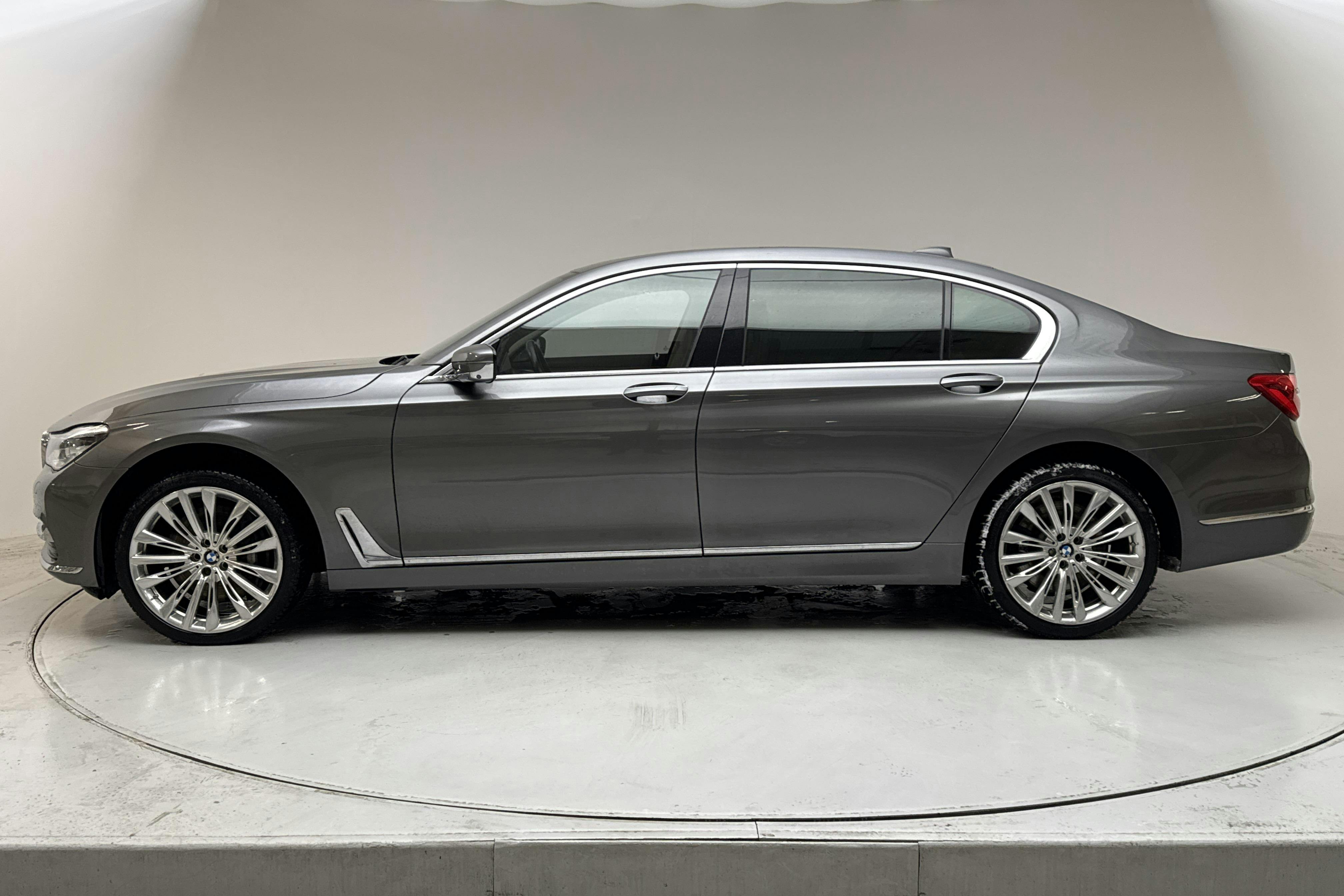 Presentationsfoto 2 av 26: BMW 750Li xDrive Sedan, G11 (450hk) - 9 440 mil - Automat - grå - 2016