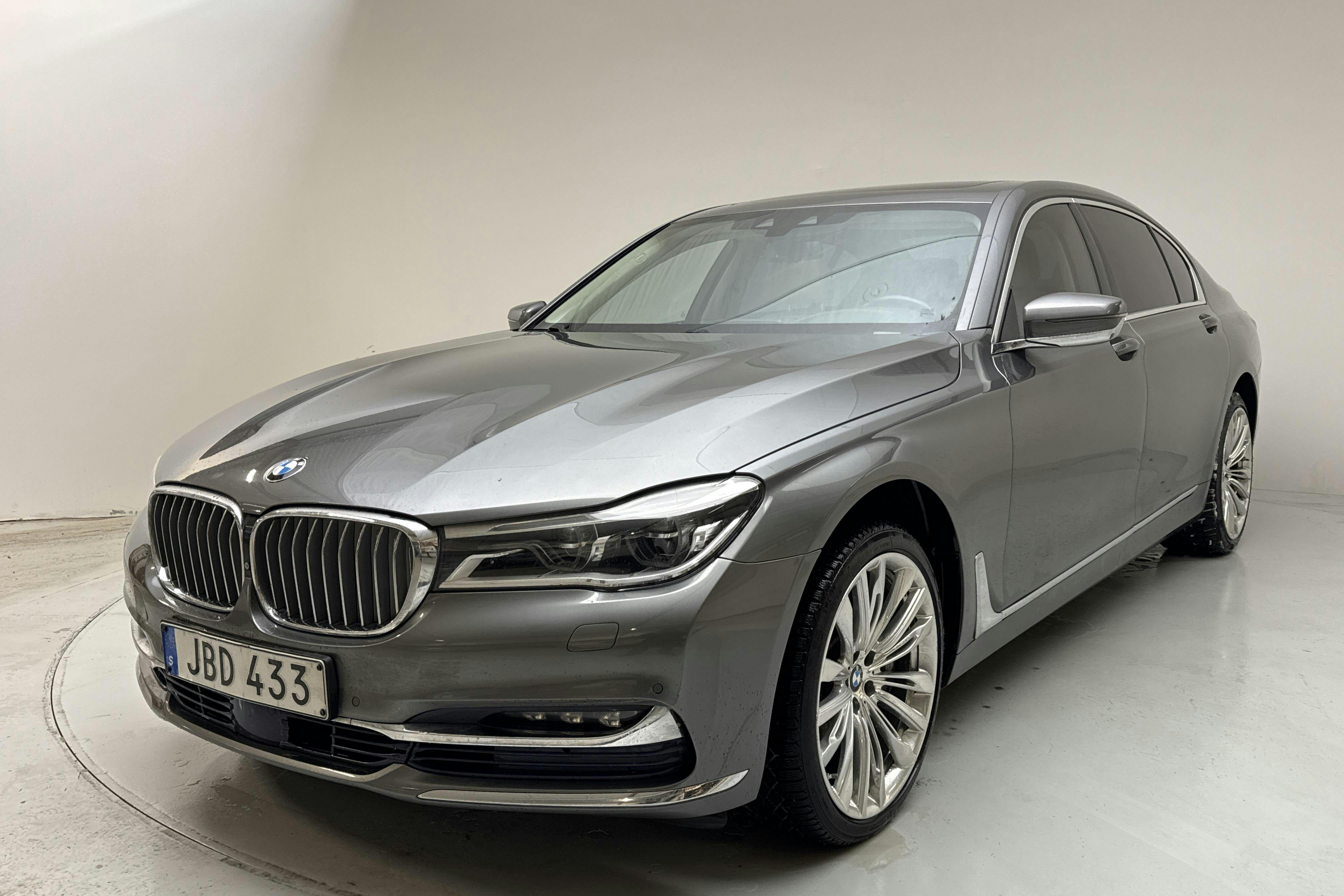 Presentationsfoto 1 av 26: BMW 750Li xDrive Sedan, G11 (450hk) - 9 440 mil - Automat - grå - 2016
