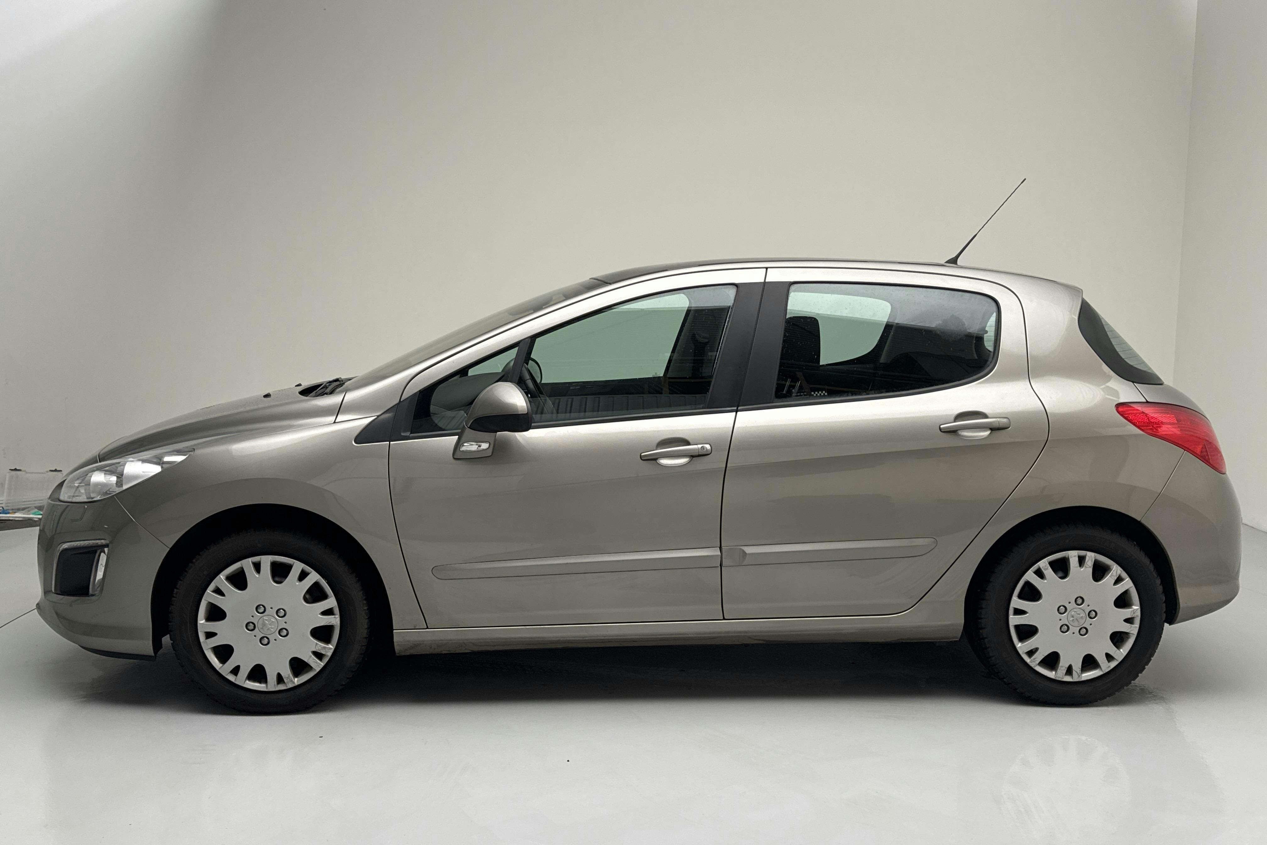 Presentationsfoto 2 av 13: Peugeot 308 1.6 VTi 5dr (120hk) - 12 384 mil - Manuell - grå - 2012