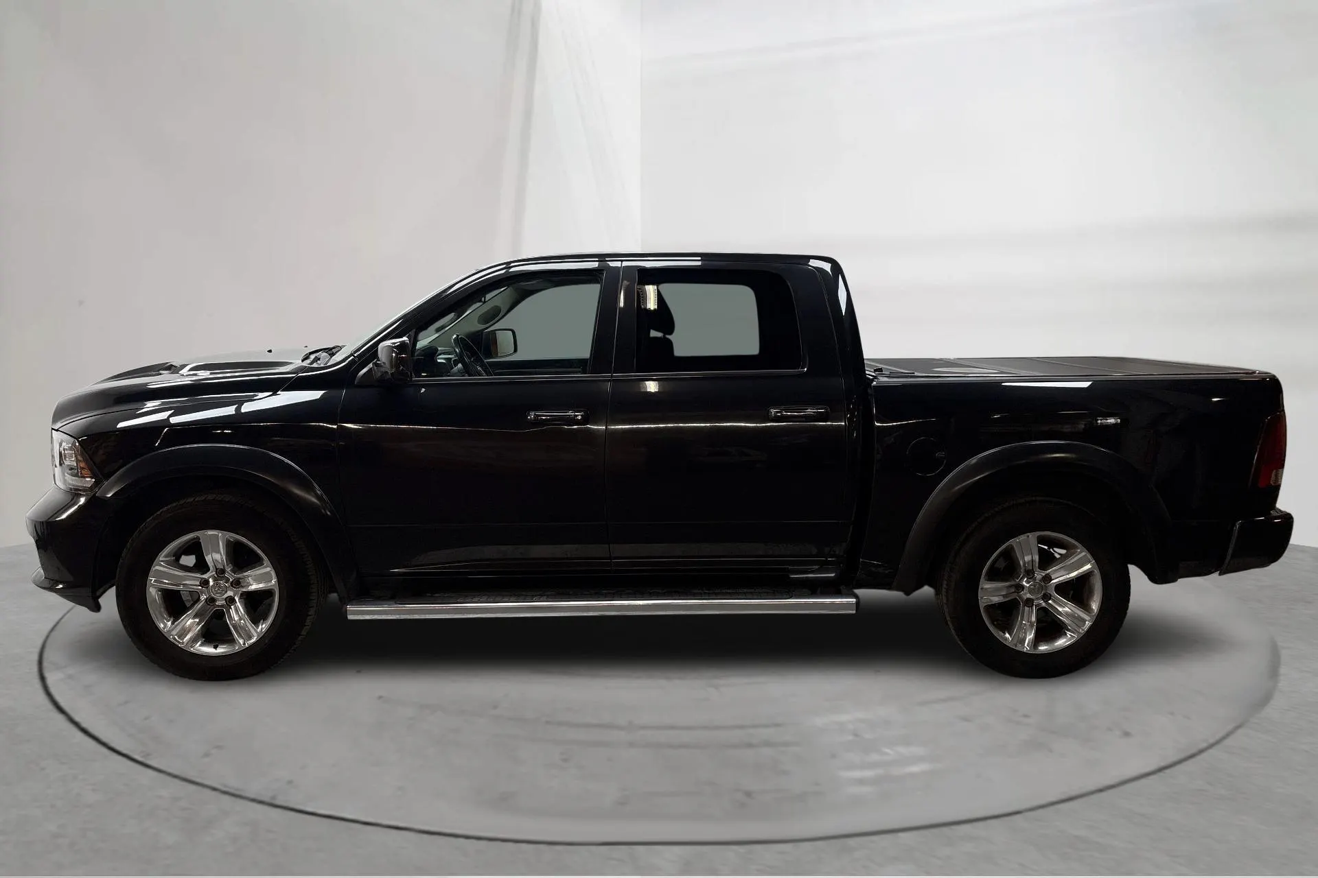 Presentationsfoto 2 av 19: Dodge RAM 1500 5.7 4WD (401hk) - 17 653 mil - Automat - svart - 2017