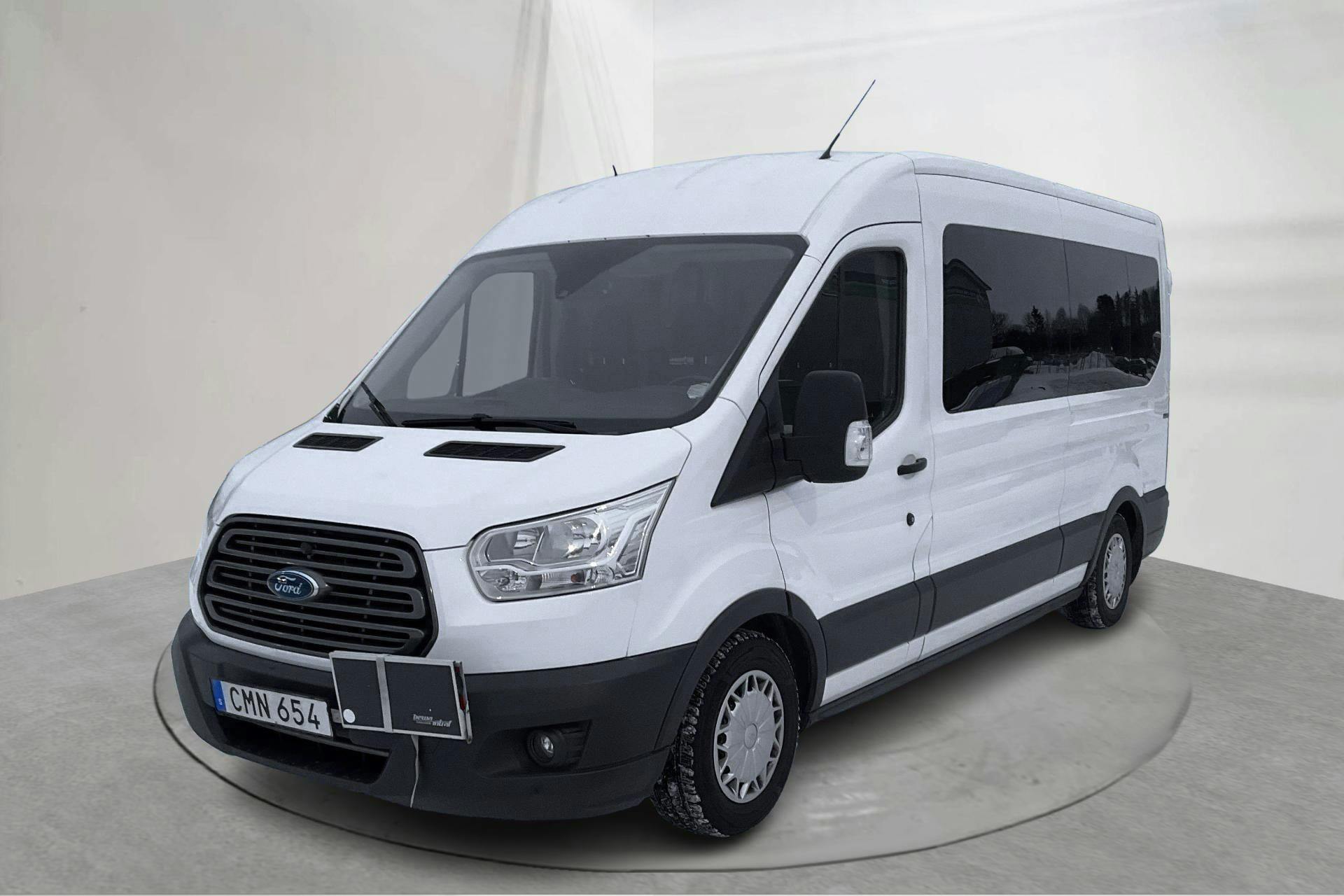 Presentationsfoto 1 av 15: Ford Transit 350 Kombi (130hk) - 20 204 mil - Manuell - vit - 2018