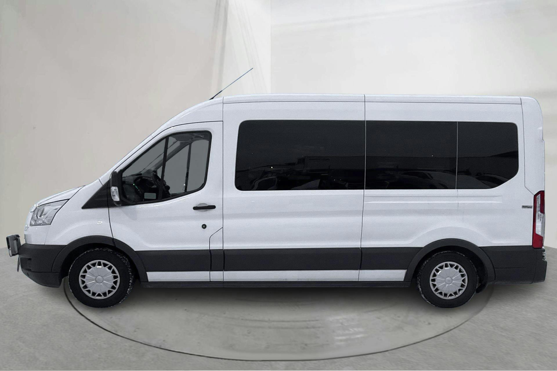 Presentationsfoto 2 av 15: Ford Transit 350 Kombi (130hk) - 20 204 mil - Manuell - vit - 2018