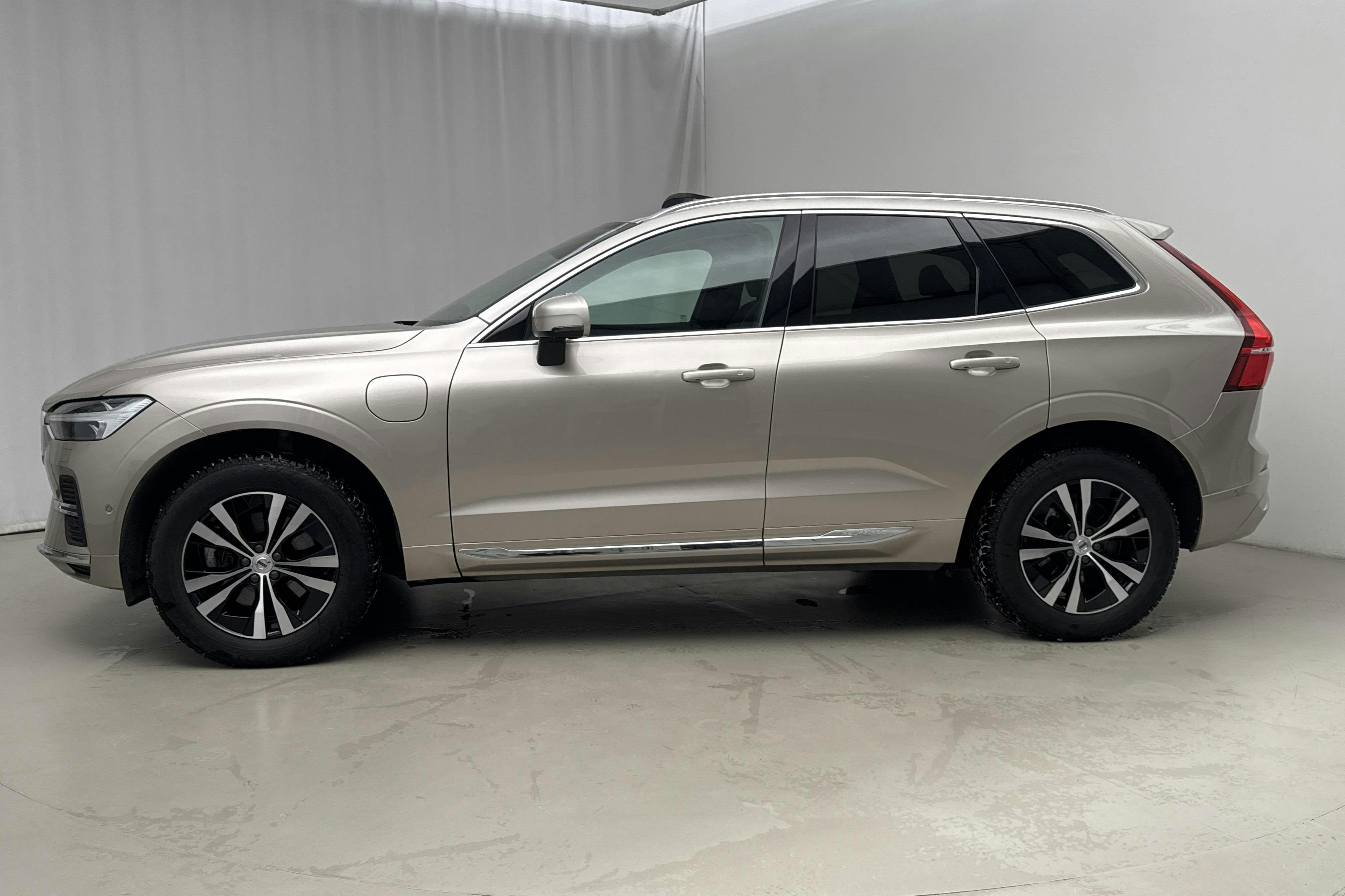 Presentationsfoto 2 av 20: Volvo XC60 T6 AWD Recharge (350hk) - 4 463 mil - Automat - Light Grey - 2024