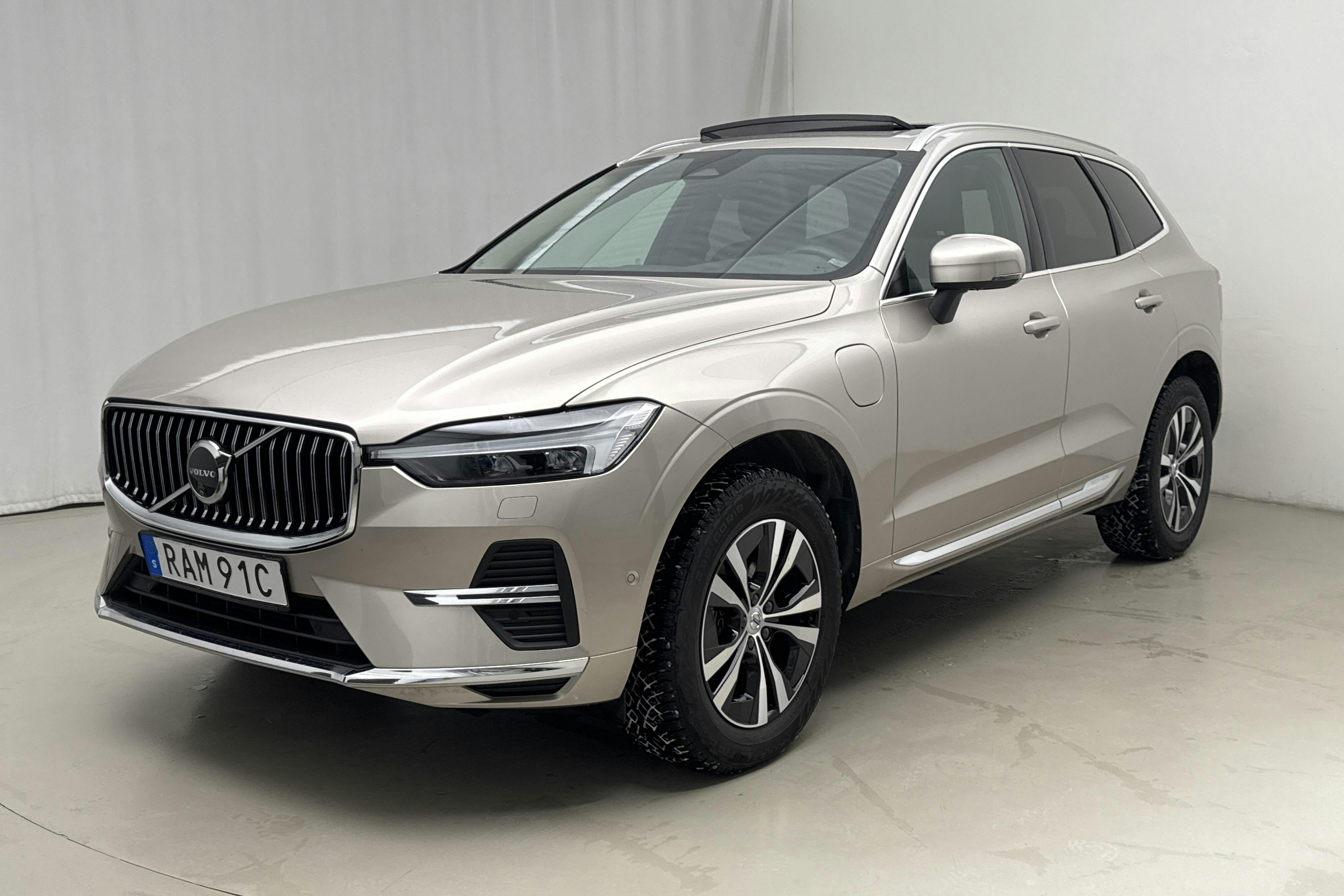 Presentationsfoto 1 av 20: Volvo XC60 T6 AWD Recharge (350hk) - 4 463 mil - Automat - Light Grey - 2024