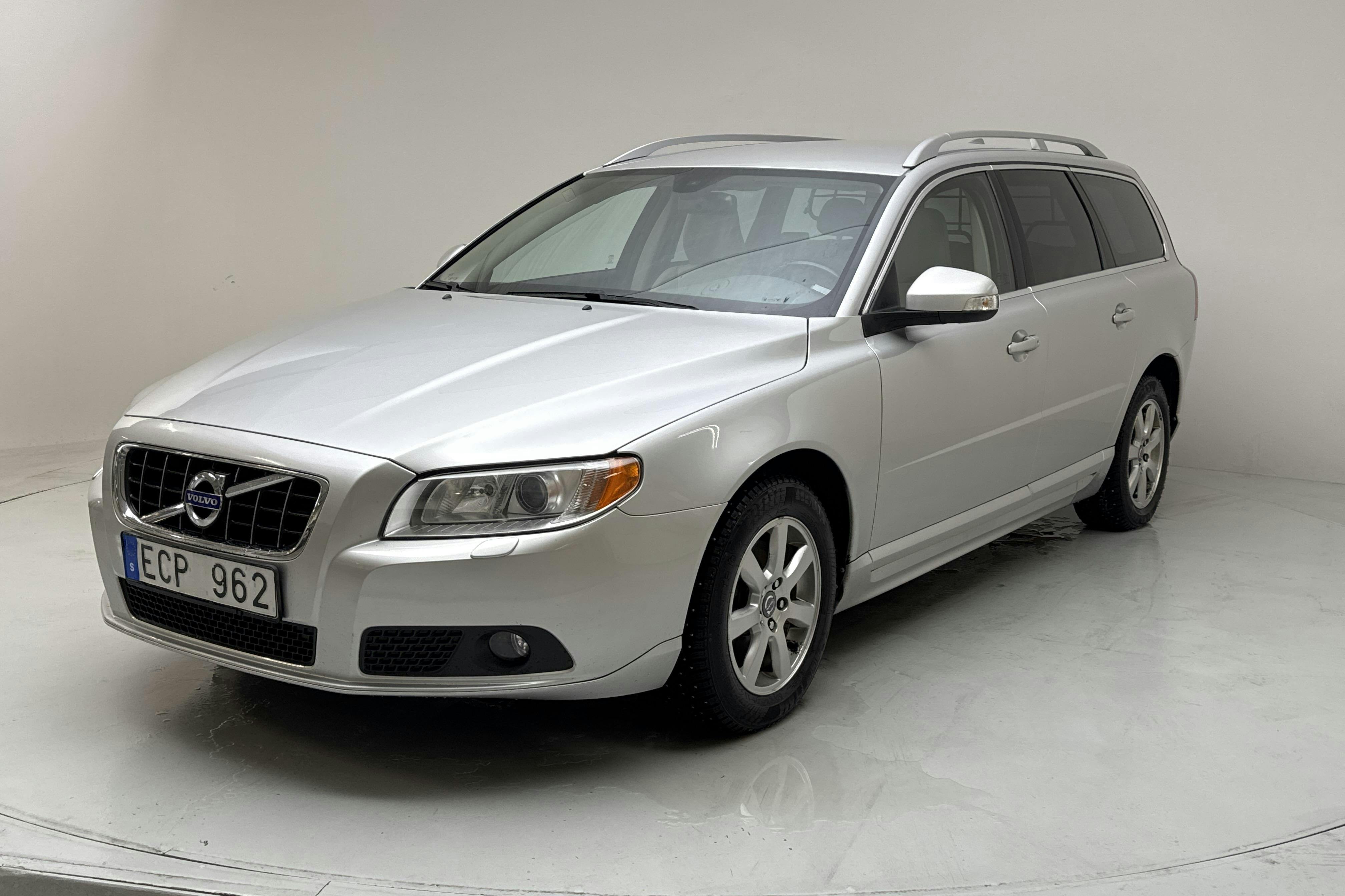 Presentationsfoto 1 av 13: Volvo V70 II T5 (240hk) - 25 913 mil - Manuell - Light Grey - 2011