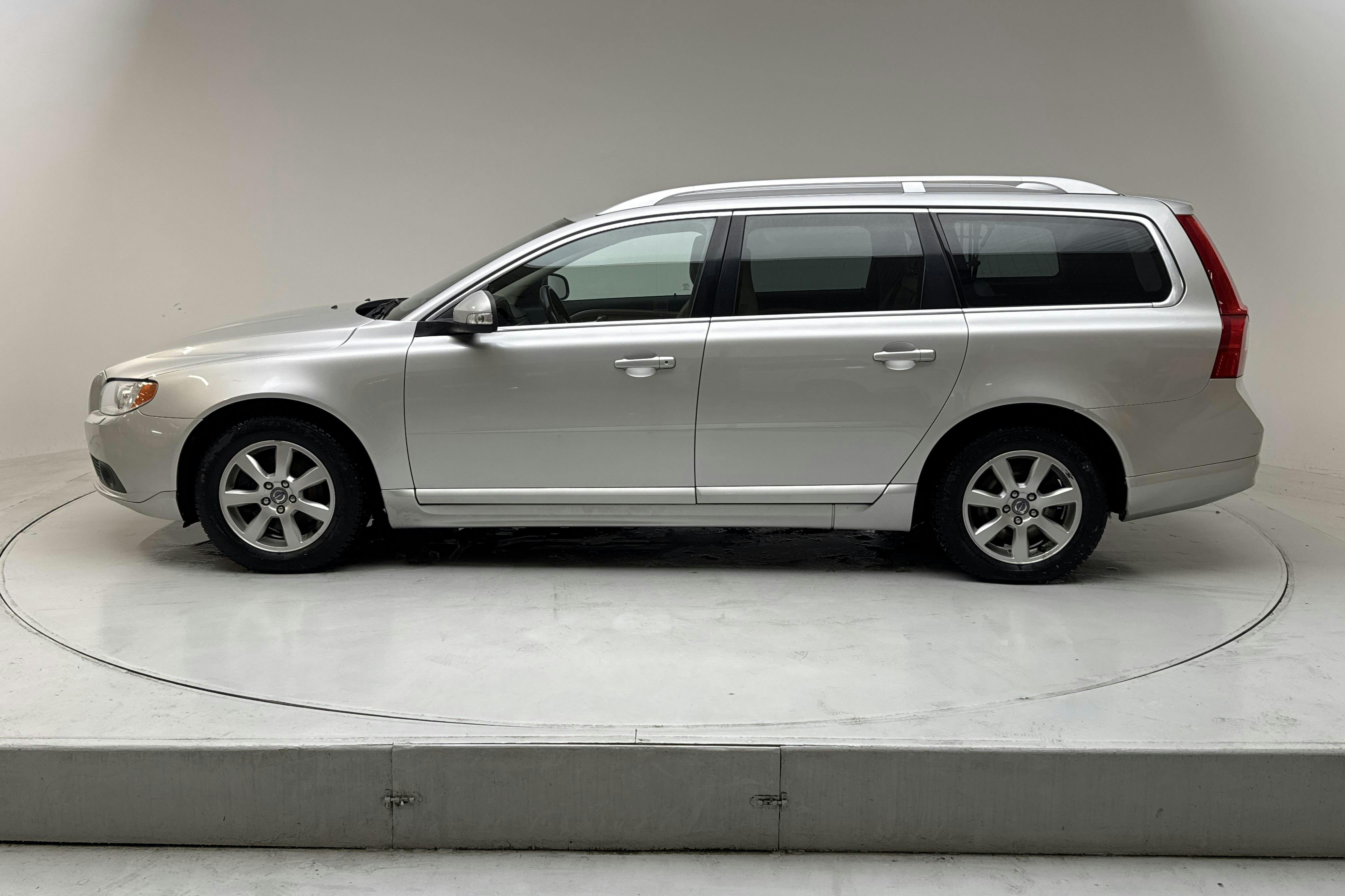 Presentationsfoto 2 av 13: Volvo V70 II T5 (240hk) - 25 913 mil - Manuell - Light Grey - 2011