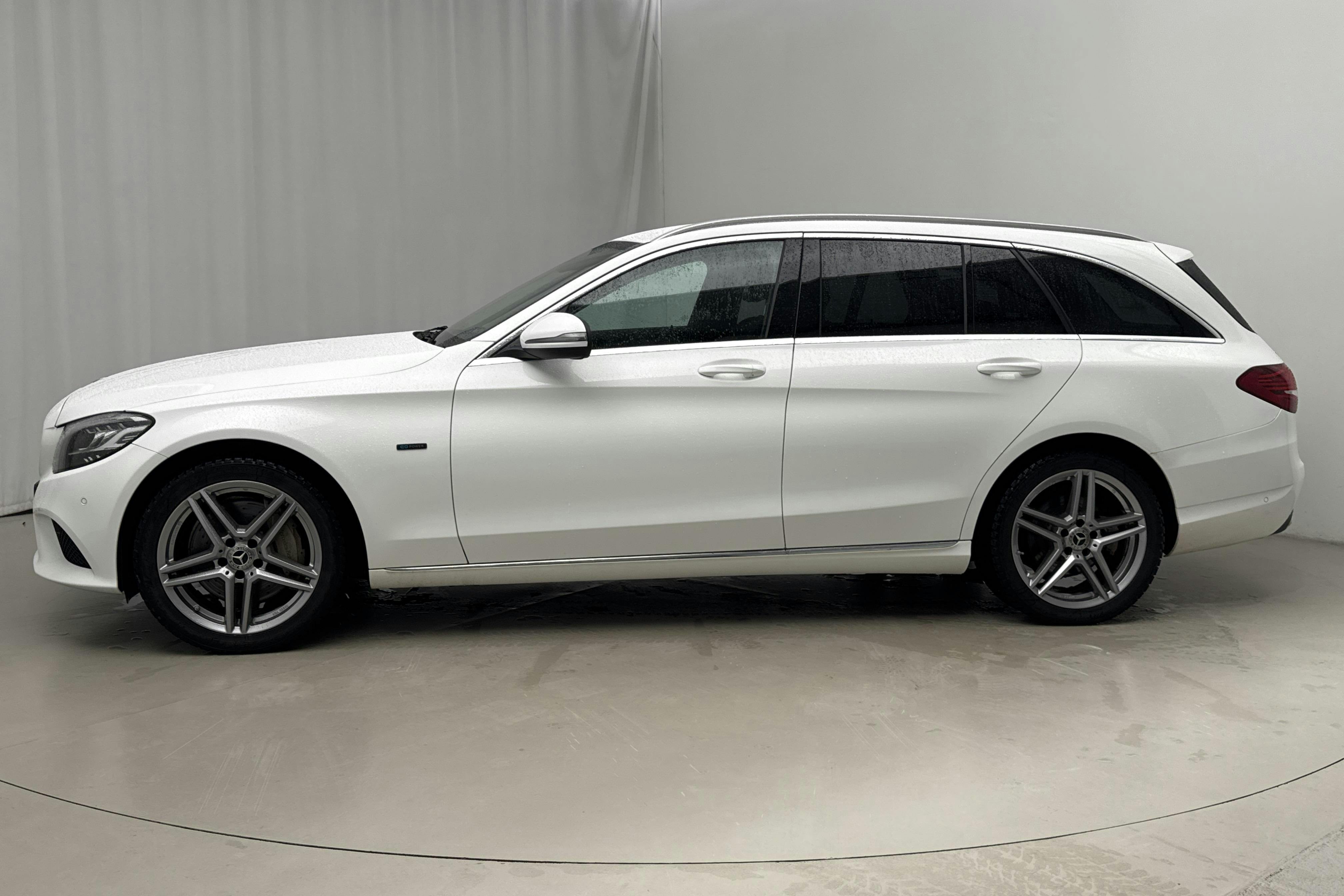 Presentationsfoto 2 av 18: Mercedes C 300 e Kombi S205 (320hk) - 11 863 mil - Automat - vit - 2021
