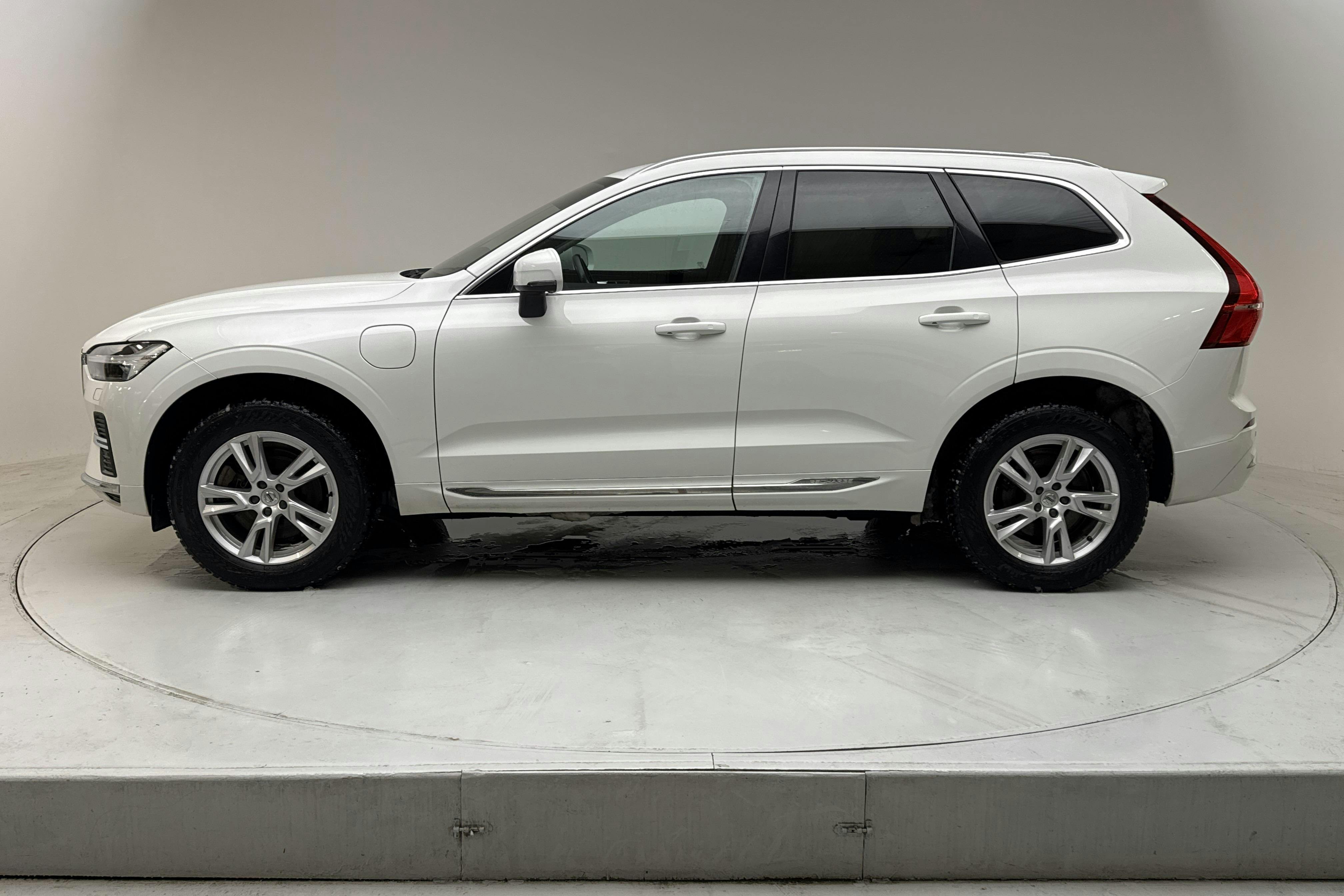 Presentationsfoto 2 av 18: Volvo XC60 T6 AWD Recharge (350hk) - 10 135 mil - Automat - vit - 2022