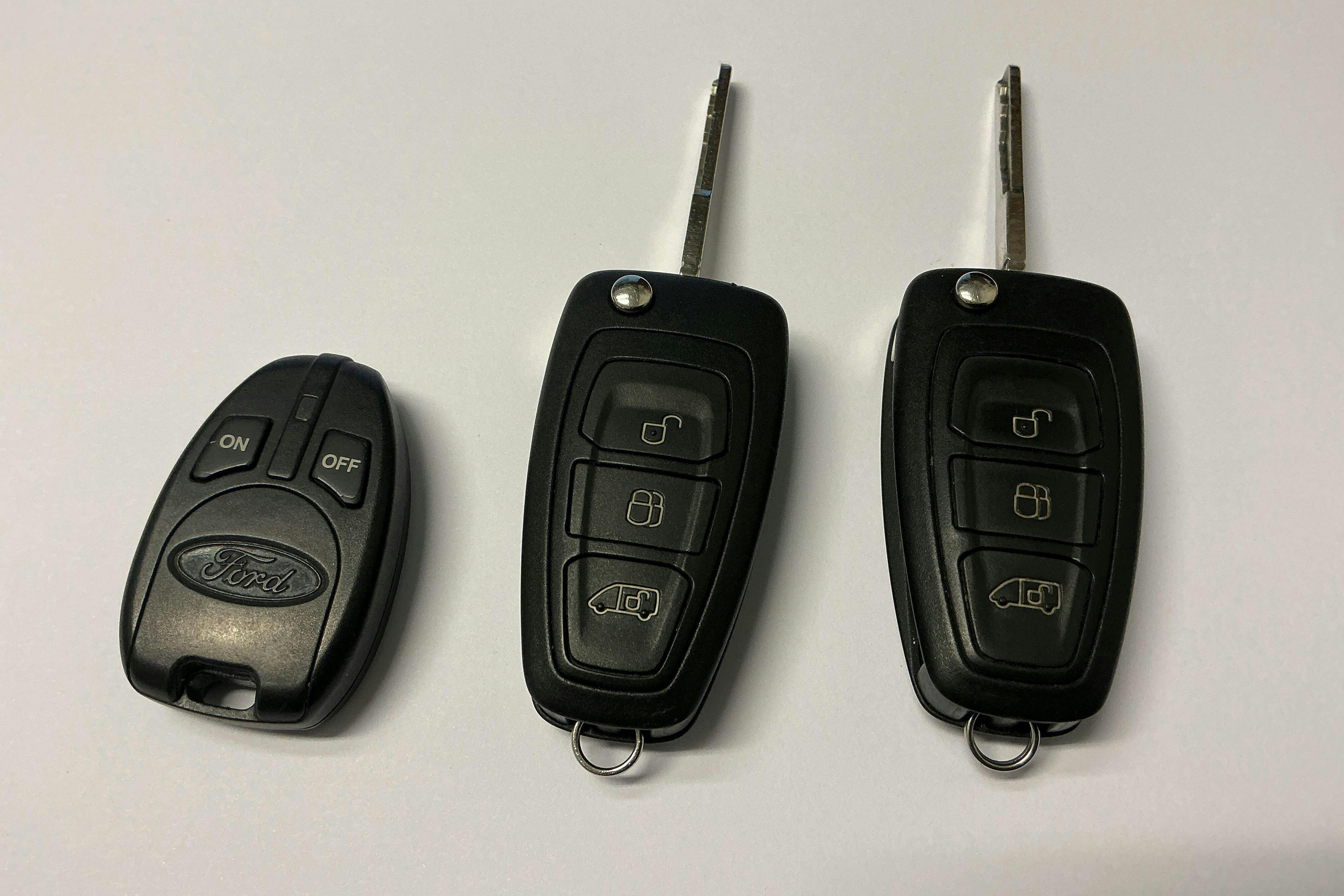 Præsentationsfoto 19 af 19: Ford Transit Kombi 310 (130hk) - 142 230 kilometer - Salgsautomat - Sort - 2022