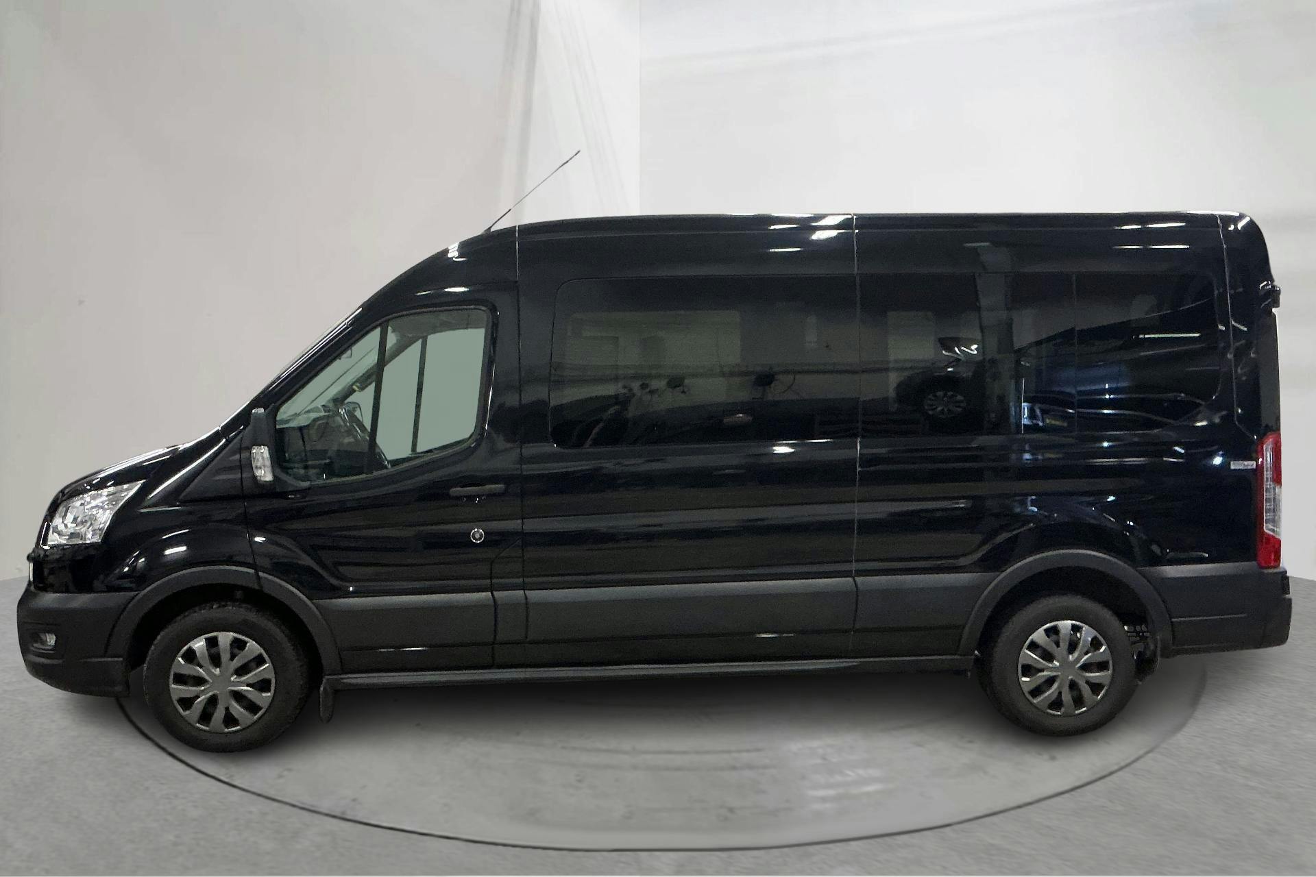 Præsentationsfoto 2 af 19: Ford Transit Kombi 310 (130hk) - 142 230 kilometer - Salgsautomat - Sort - 2022