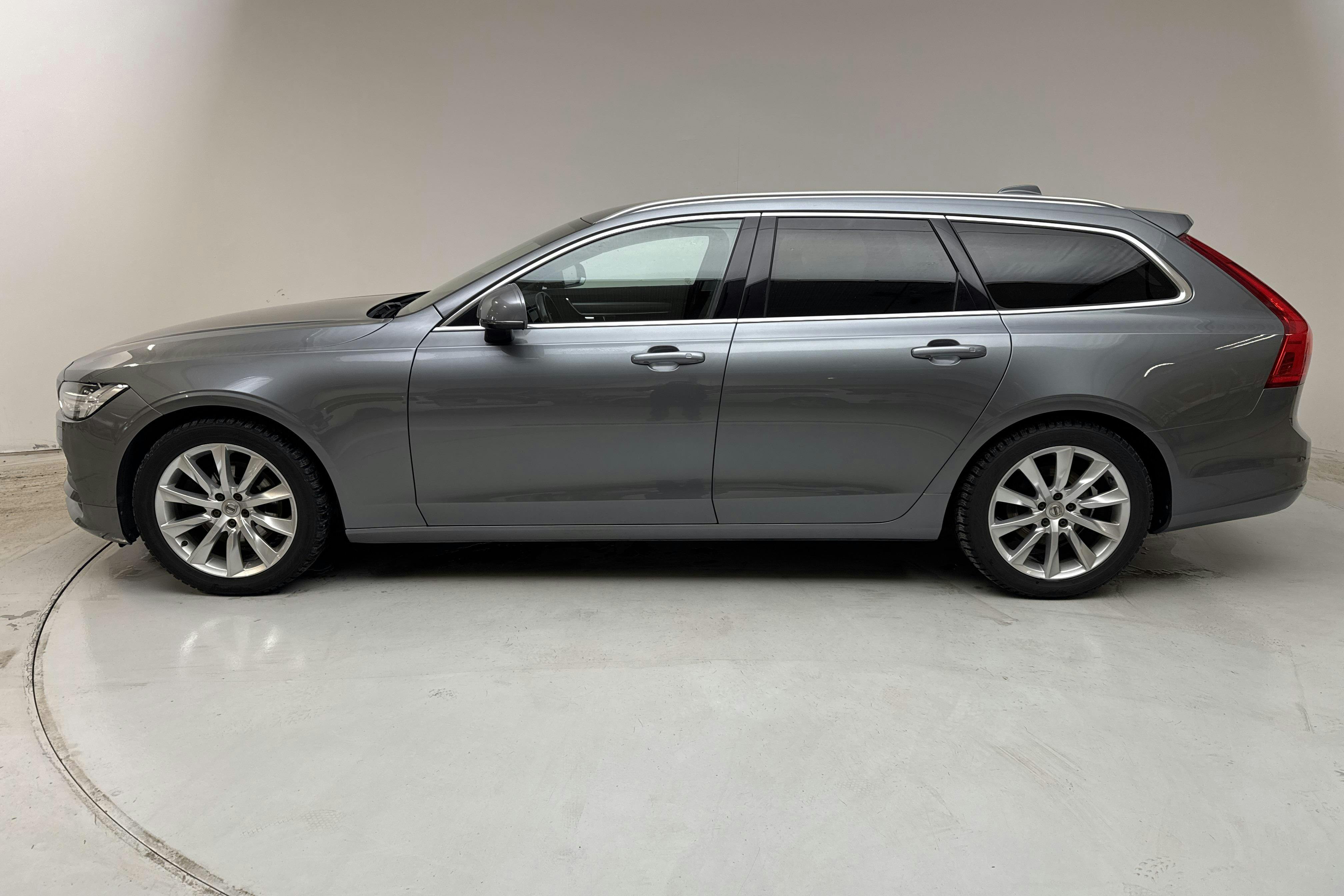 Præsentationsfoto 2 af 14: Volvo V90 D4 (190hk) - 161 670 kilometer - Manuel - grå - 2017