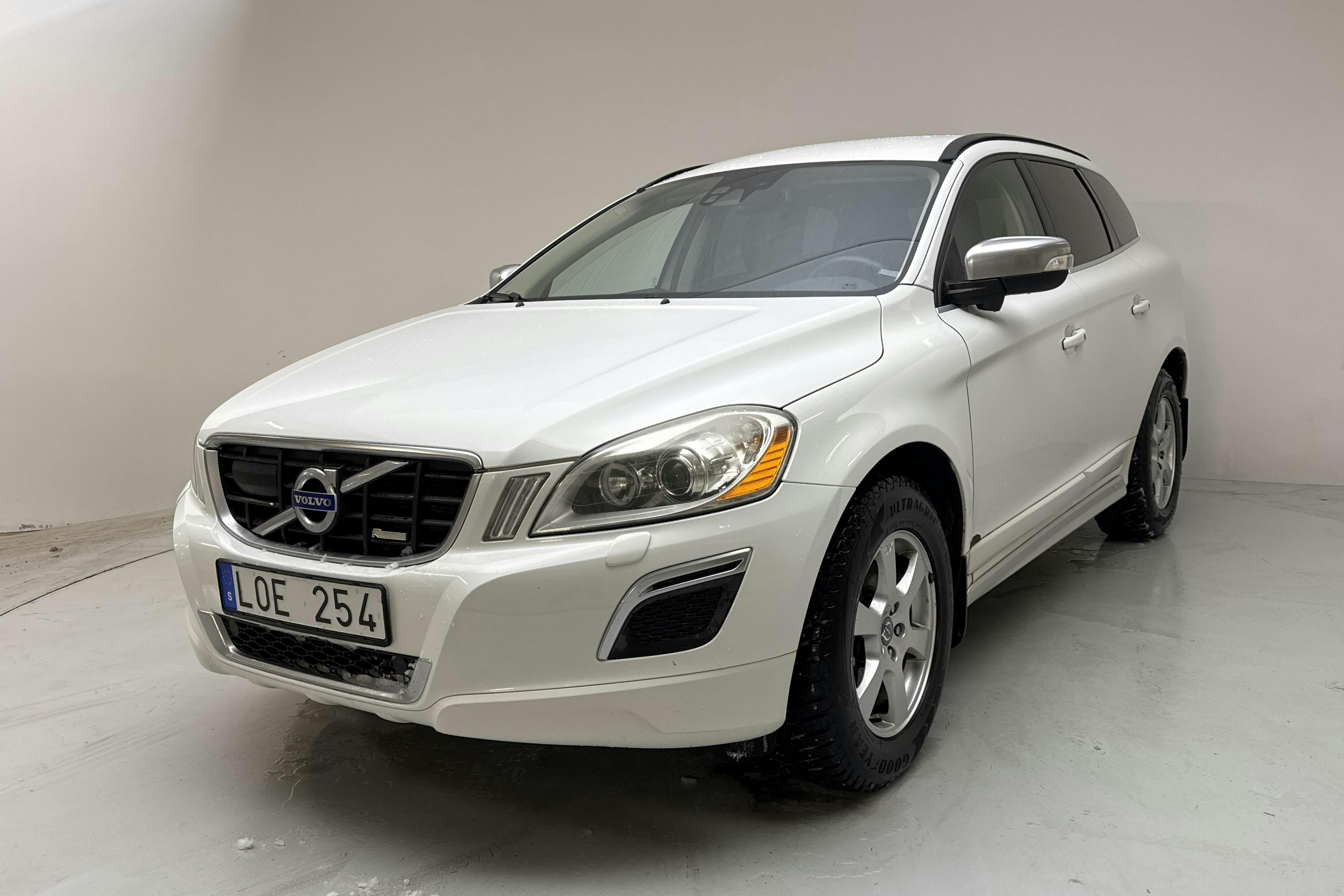 Presentation photo 1 of 14: Volvo XC60 D3 2WD (163hk) - 283 270 km - Manual - white - 2011