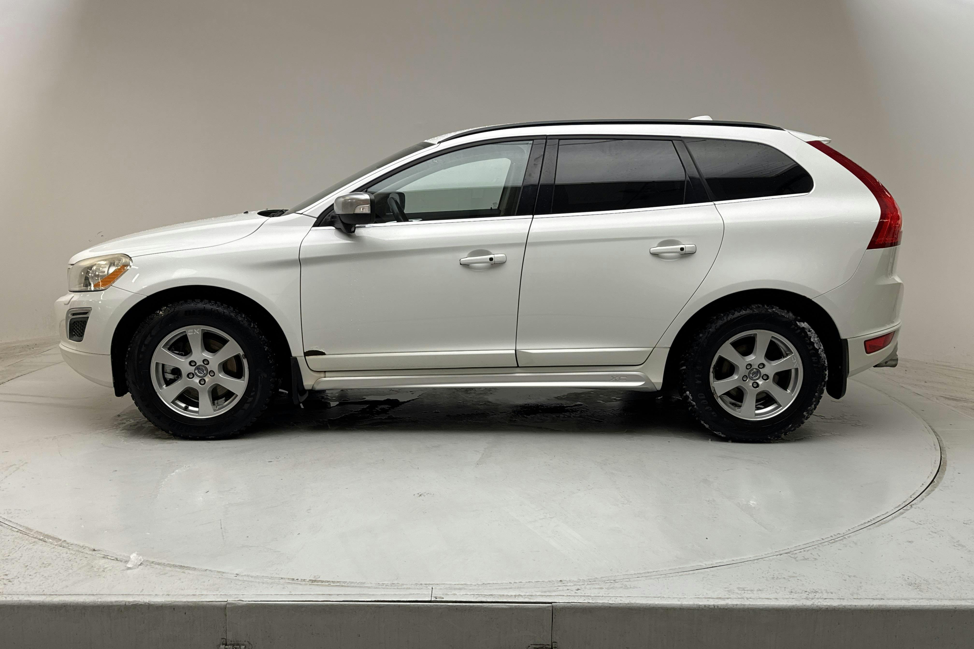 Presentation photo 2 of 14: Volvo XC60 D3 2WD (163hk) - 283 270 km - Manual - white - 2011