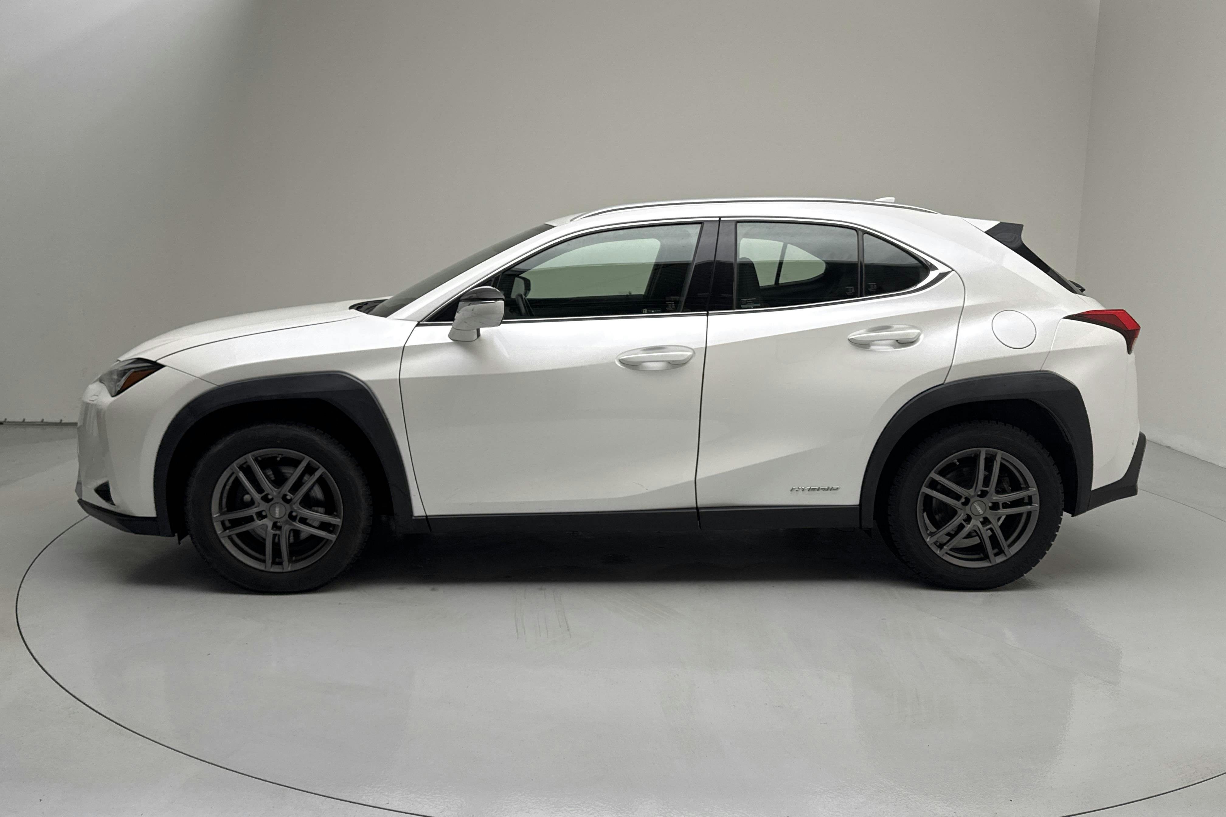 Presentationsfoto 2 av 14: Lexus UX 250h AWD (178hk) - 8 949 mil - Automat - vit - 2019