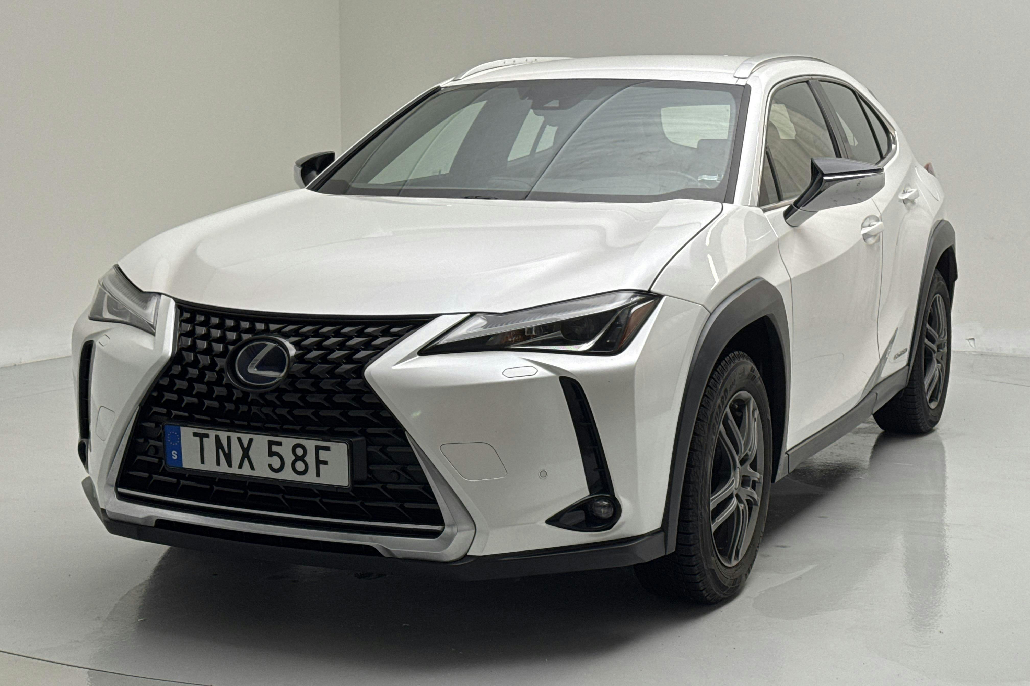 Presentationsfoto 1 av 14: Lexus UX 250h AWD (178hk) - 8 949 mil - Automat - vit - 2019