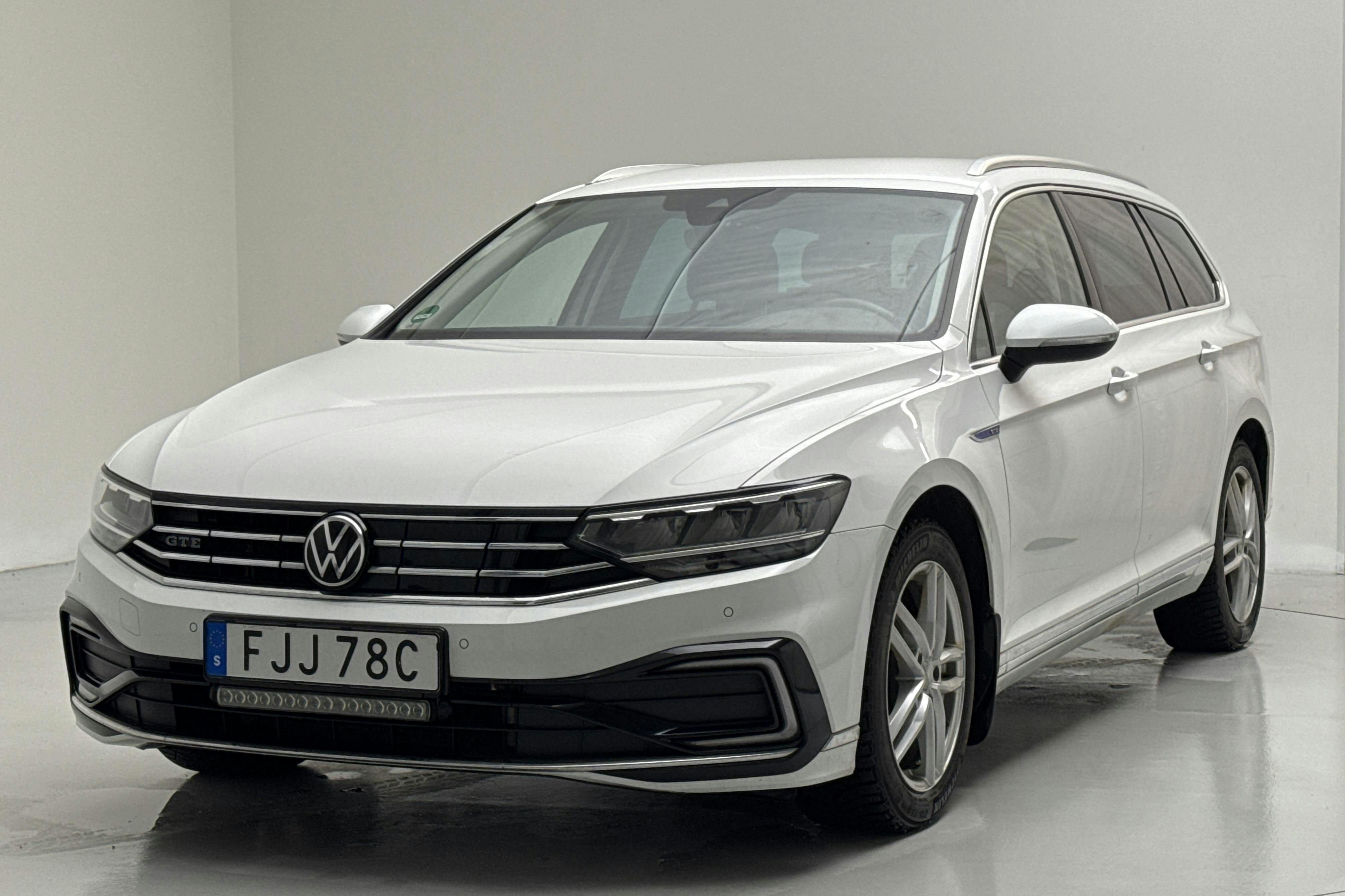 Präsentationsfoto 1 von 18: VW Passat 1.4 GTE Sportscombi (218hk) - 119 160 Kilometer - Verkaufsautomat - Weiß - 2021