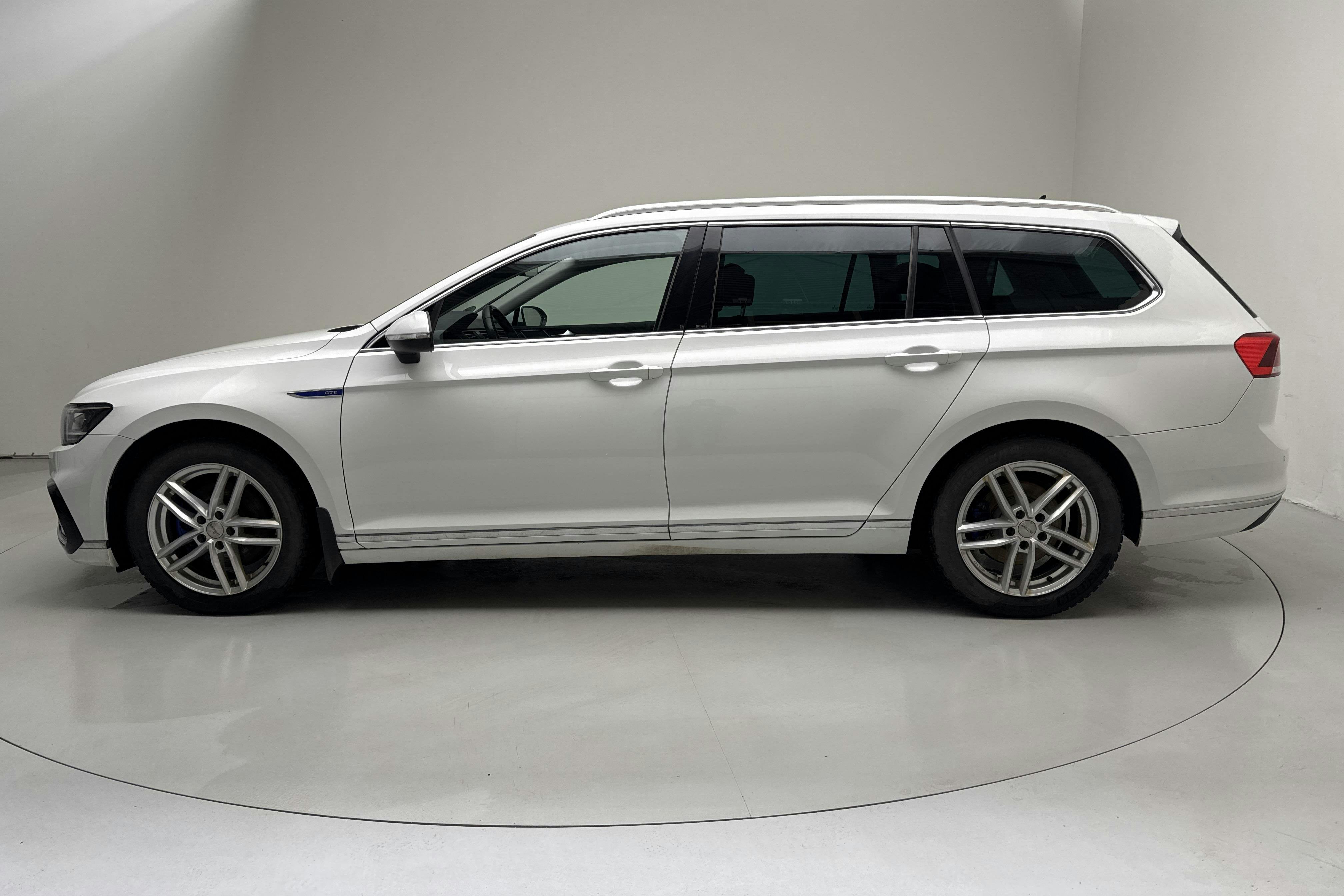 Präsentationsfoto 2 von 18: VW Passat 1.4 GTE Sportscombi (218hk) - 119 160 Kilometer - Verkaufsautomat - Weiß - 2021