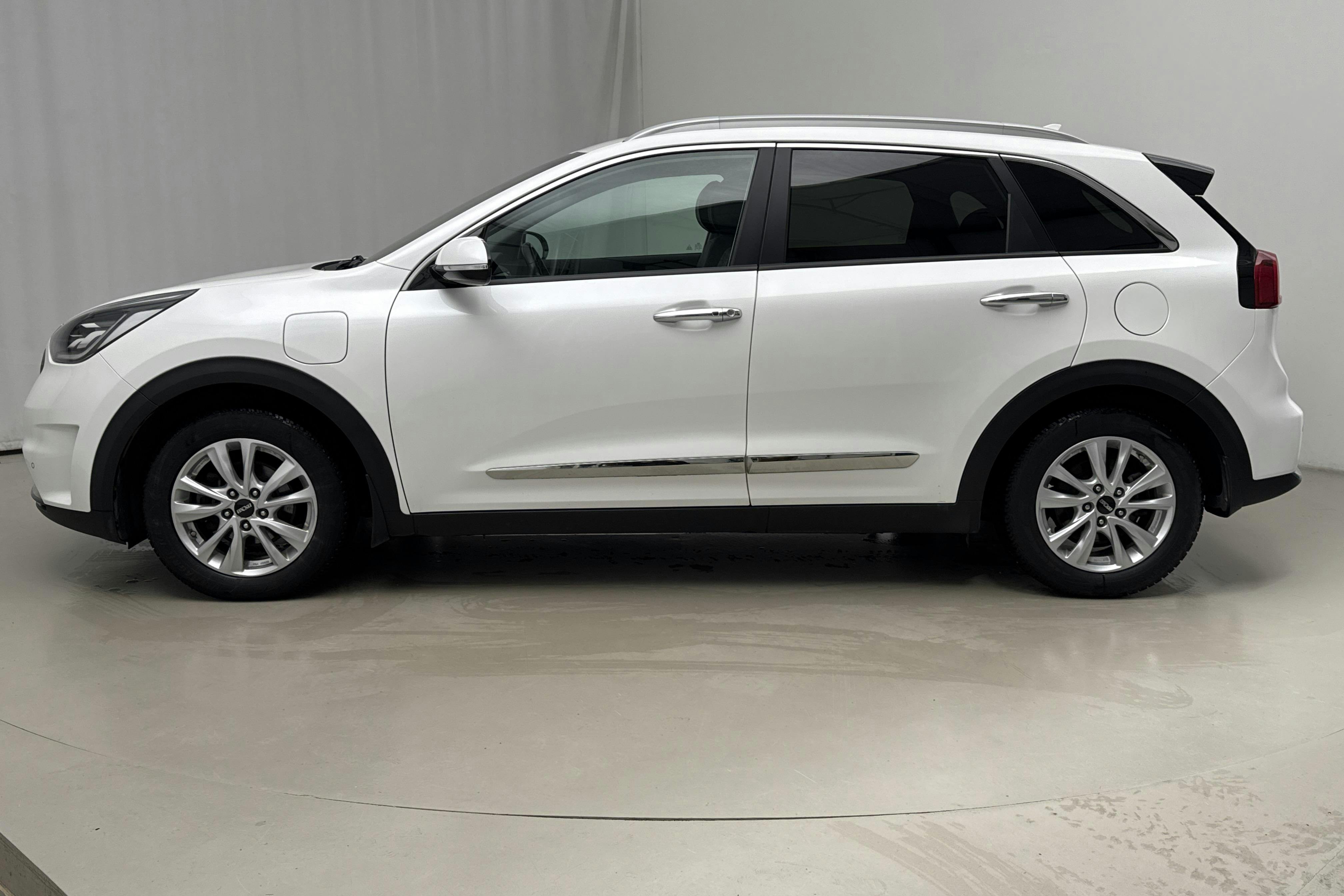 Presentationsfoto 2 av 18: KIA Niro Plug-in Hybrid 1.6 (141hk) - 13 558 mil - Automat - vit - 2019