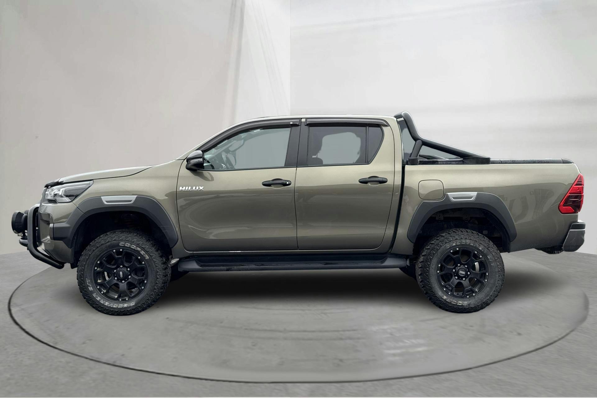 Præsentationsfoto 2 af 14: Toyota Hilux 2.8 D 4WD (204hk) - 112 230 kilometer - Salgsautomat - Grøn farve - 2021