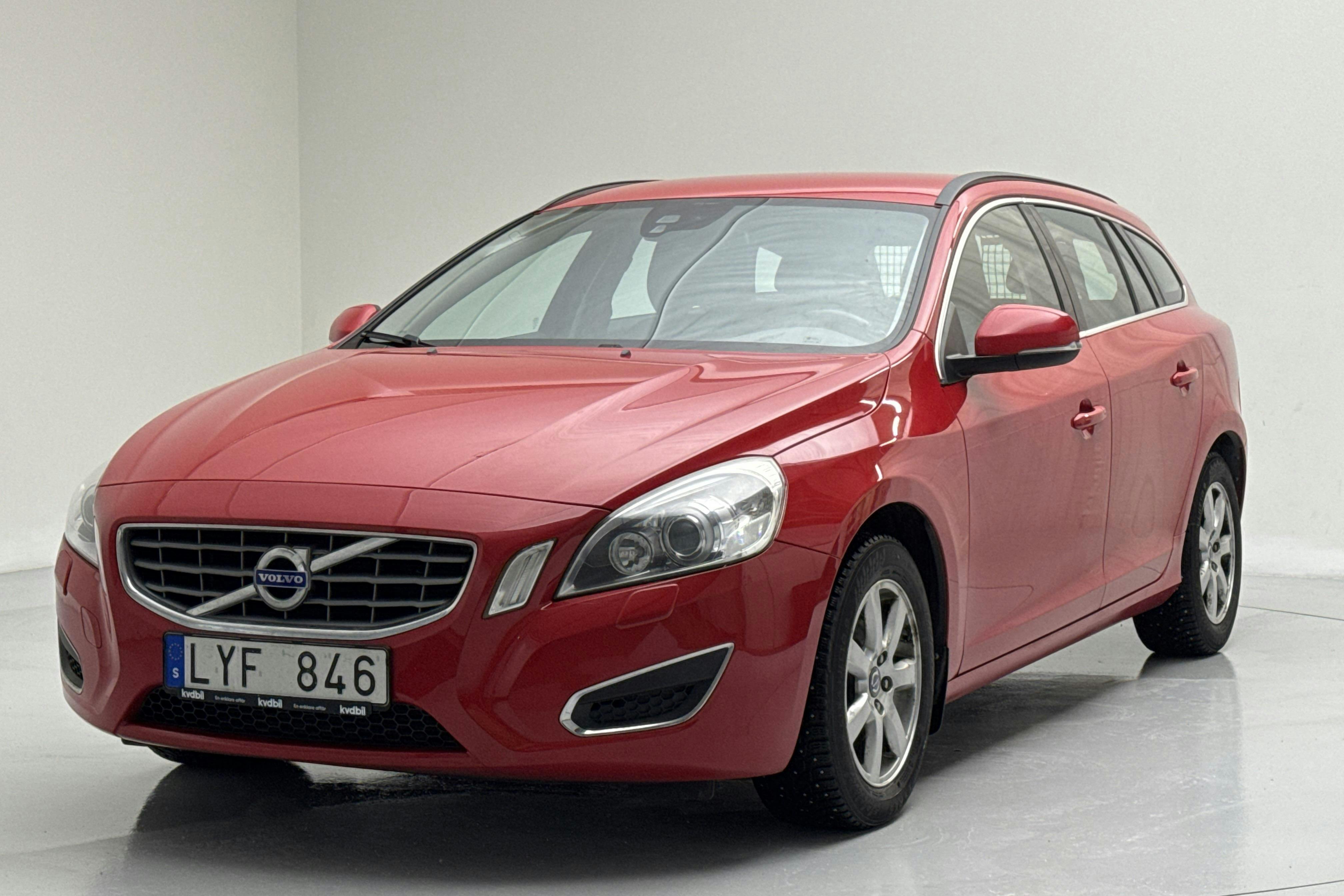 Presentation photo 1 of 11: Volvo V60 T3 (150hk) - 247 320 km - Manual - red - 2012