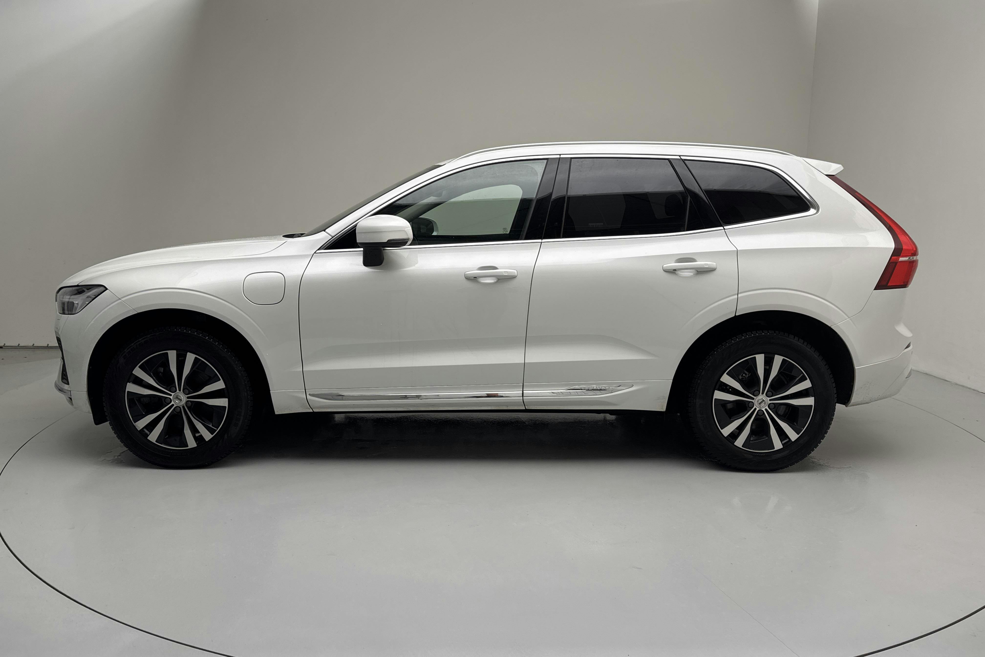 Presentationsfoto 2 av 19: Volvo XC60 T6 AWD Recharge (350hk) - 9 615 mil - Automat - vit - 2023