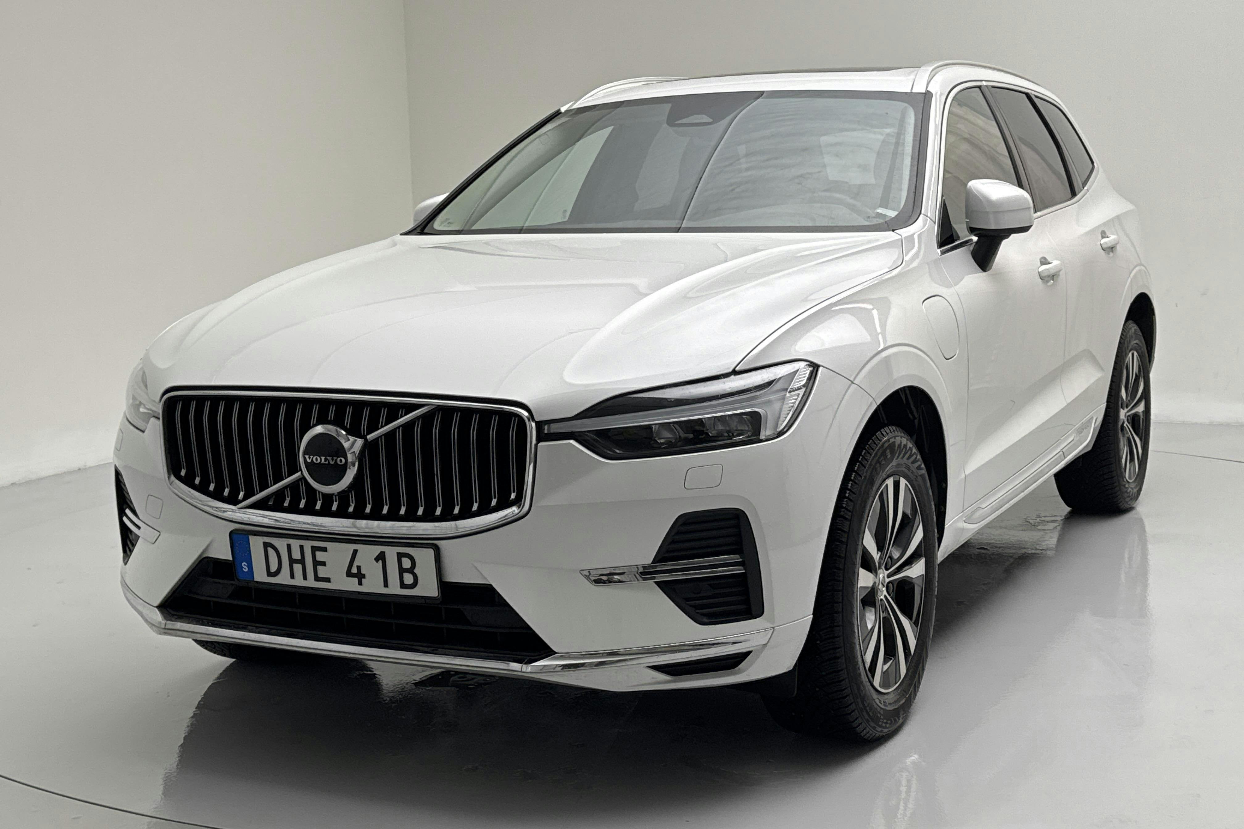 Presentationsfoto 1 av 19: Volvo XC60 T6 AWD Recharge (350hk) - 9 615 mil - Automat - vit - 2023