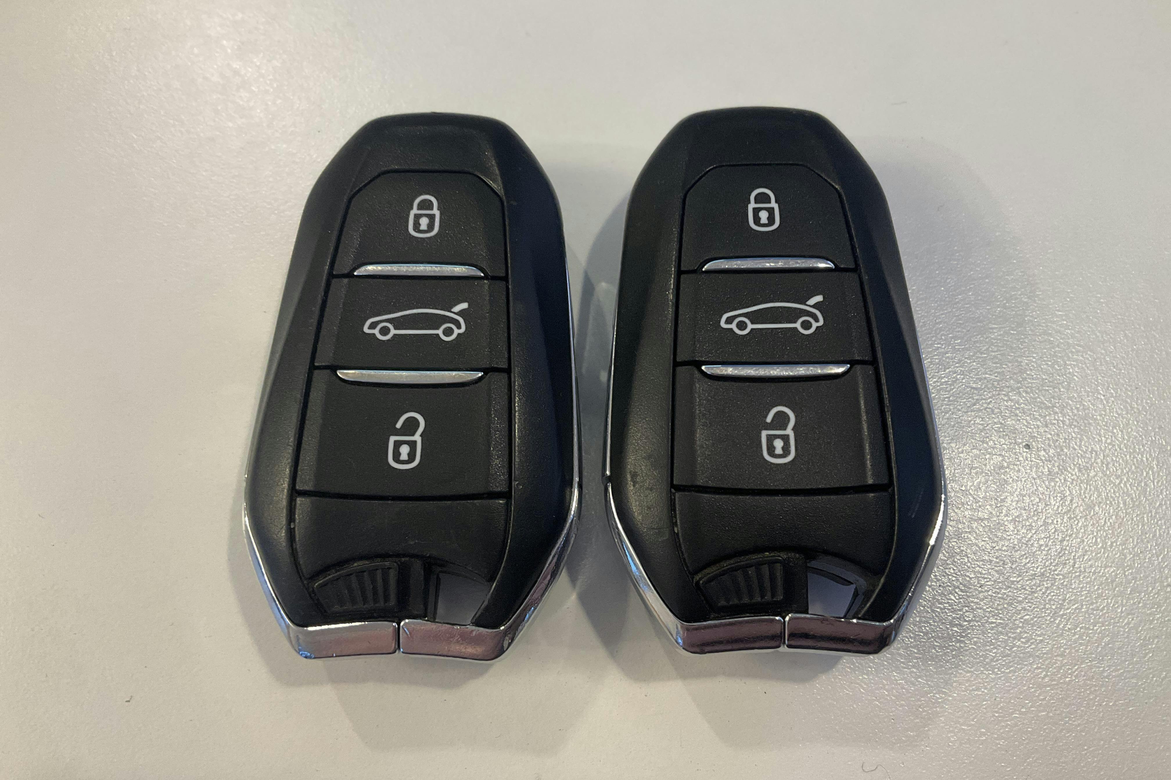 Presentation photo 19 of 19: Peugeot 3008 1.6 BlueHDi (120hk) - 188 870 km - Automatic - Dark Grey - 2017