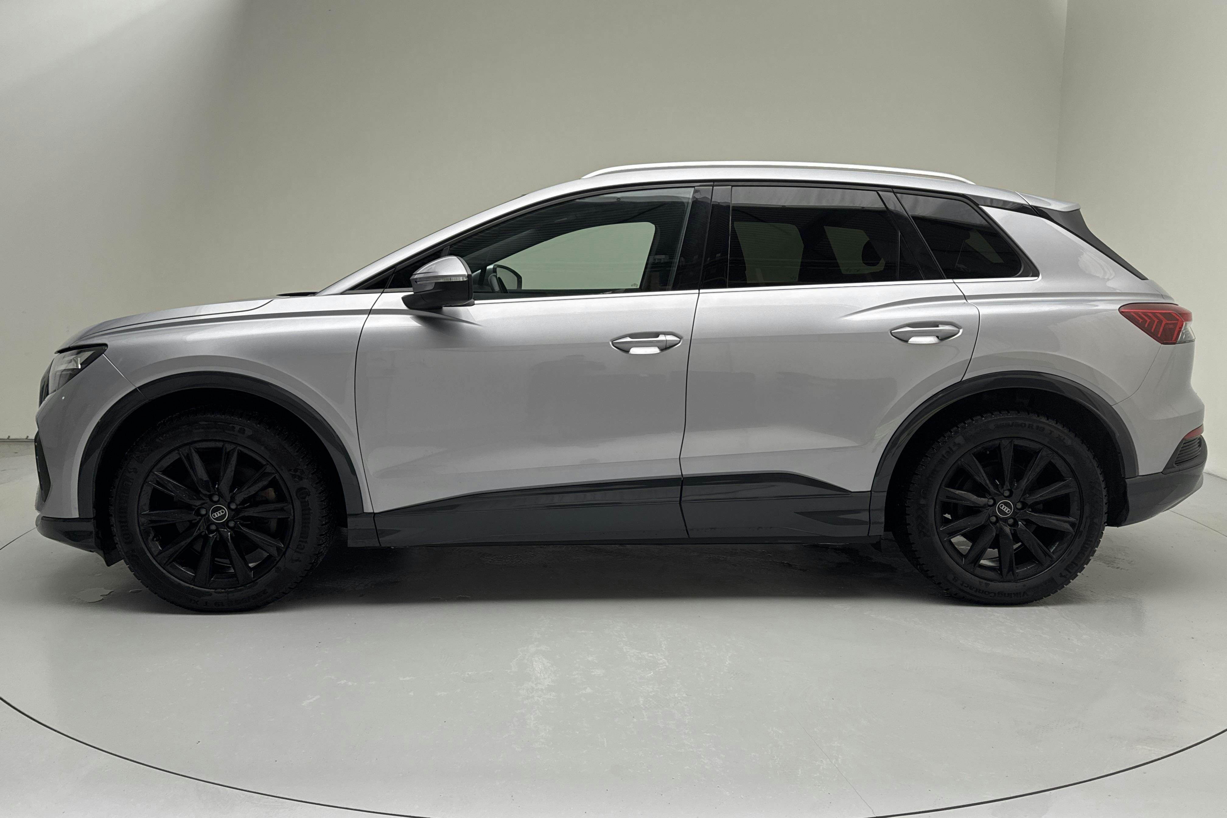 Presentationsfoto 2 av 17: Audi Q4 40 e-tron 77kWh (204hk) - 8 928 mil - Automat - silver - 2022