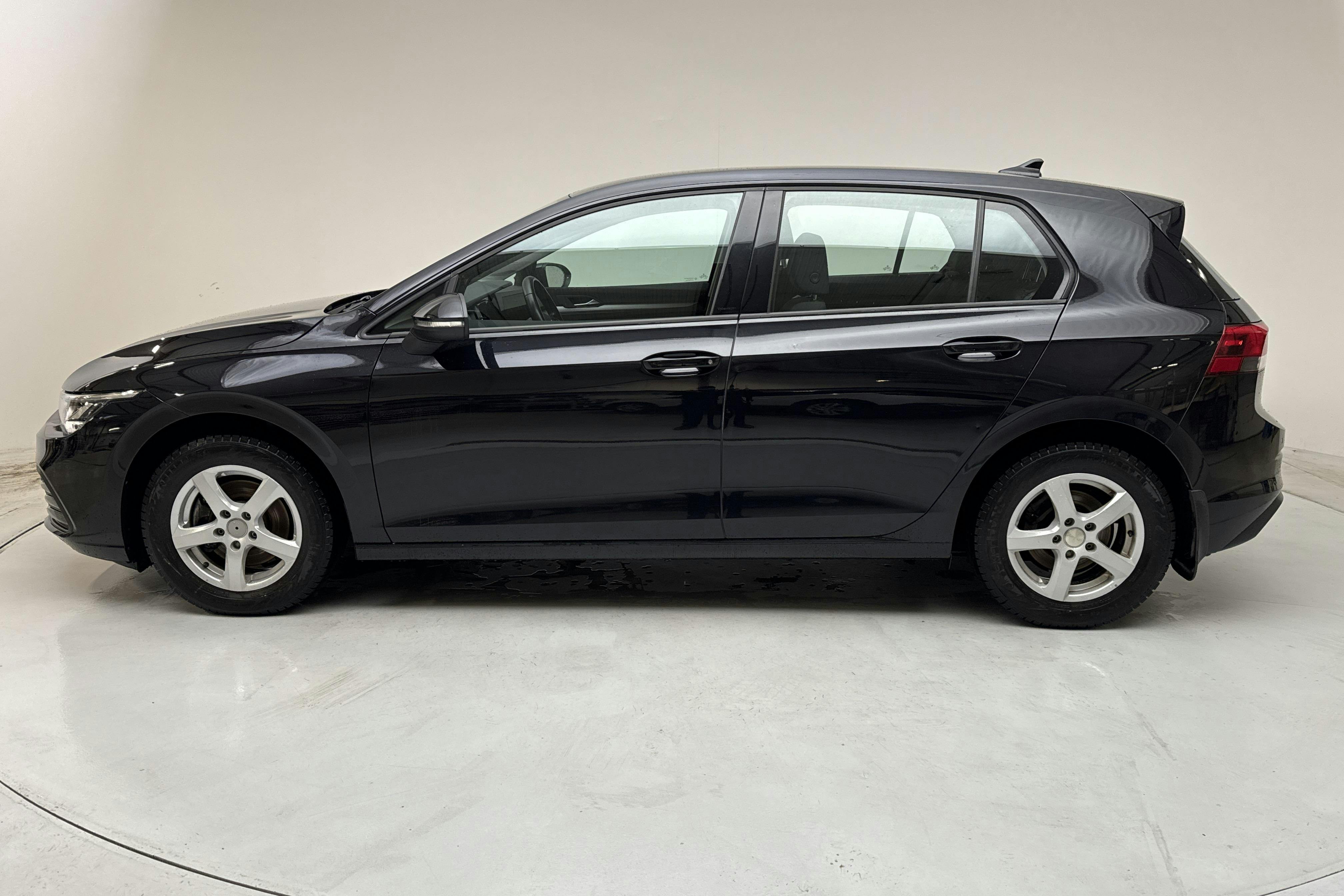 Presentationsfoto 2 av 13: VW Golf VIII 1.0 TSI 5dr (110hk) - 7 911 mil - Manuell - svart - 2021