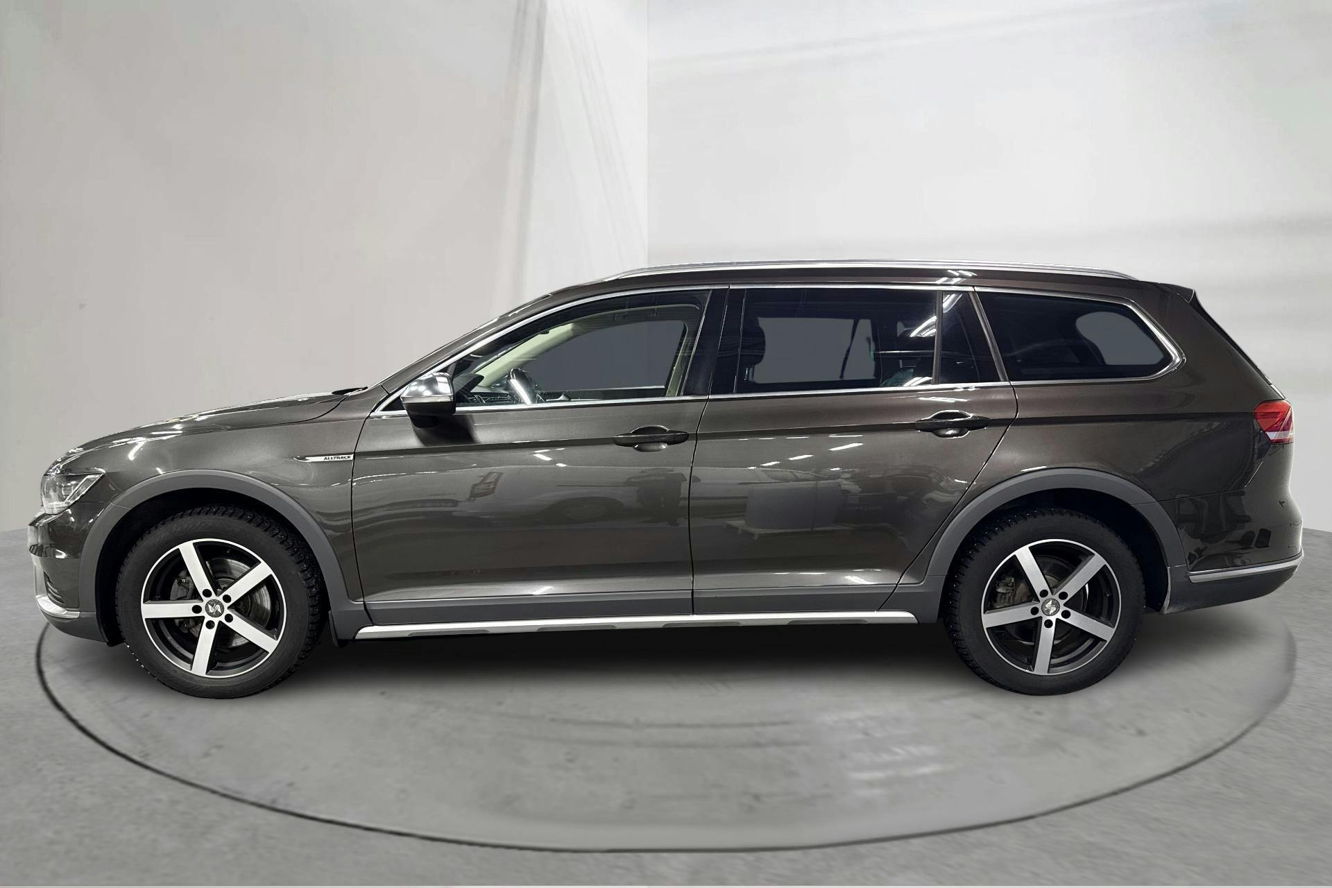 Presentationsfoto 2 av 17: VW Passat Alltrack 2.0 TDI 4MOTION (190hk) - 19 464 mil - Automat - Dark Brown - 2017