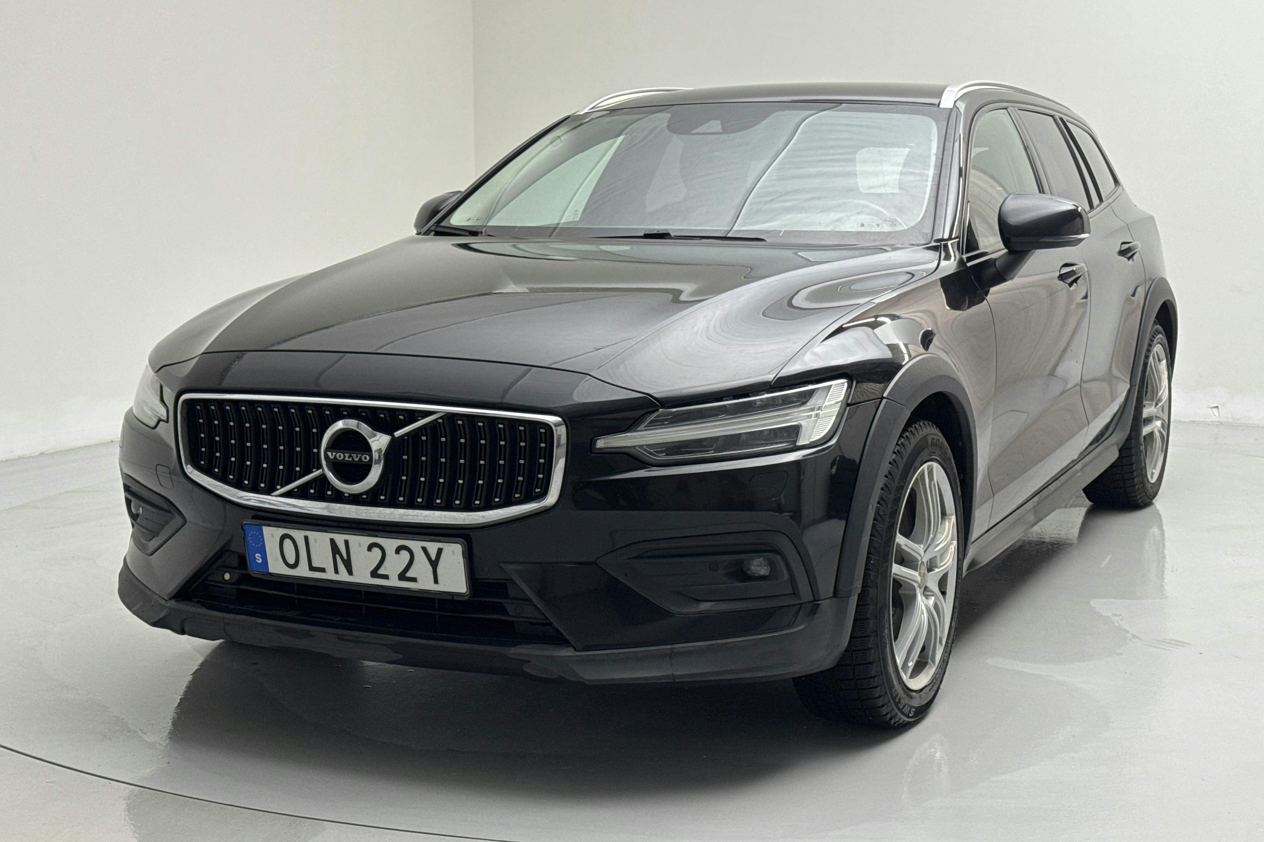 Presentationsfoto 1 av 15: Volvo V60 D4 Cross Country AWD (190hk) - 40 580 mil - Automat - svart - 2019