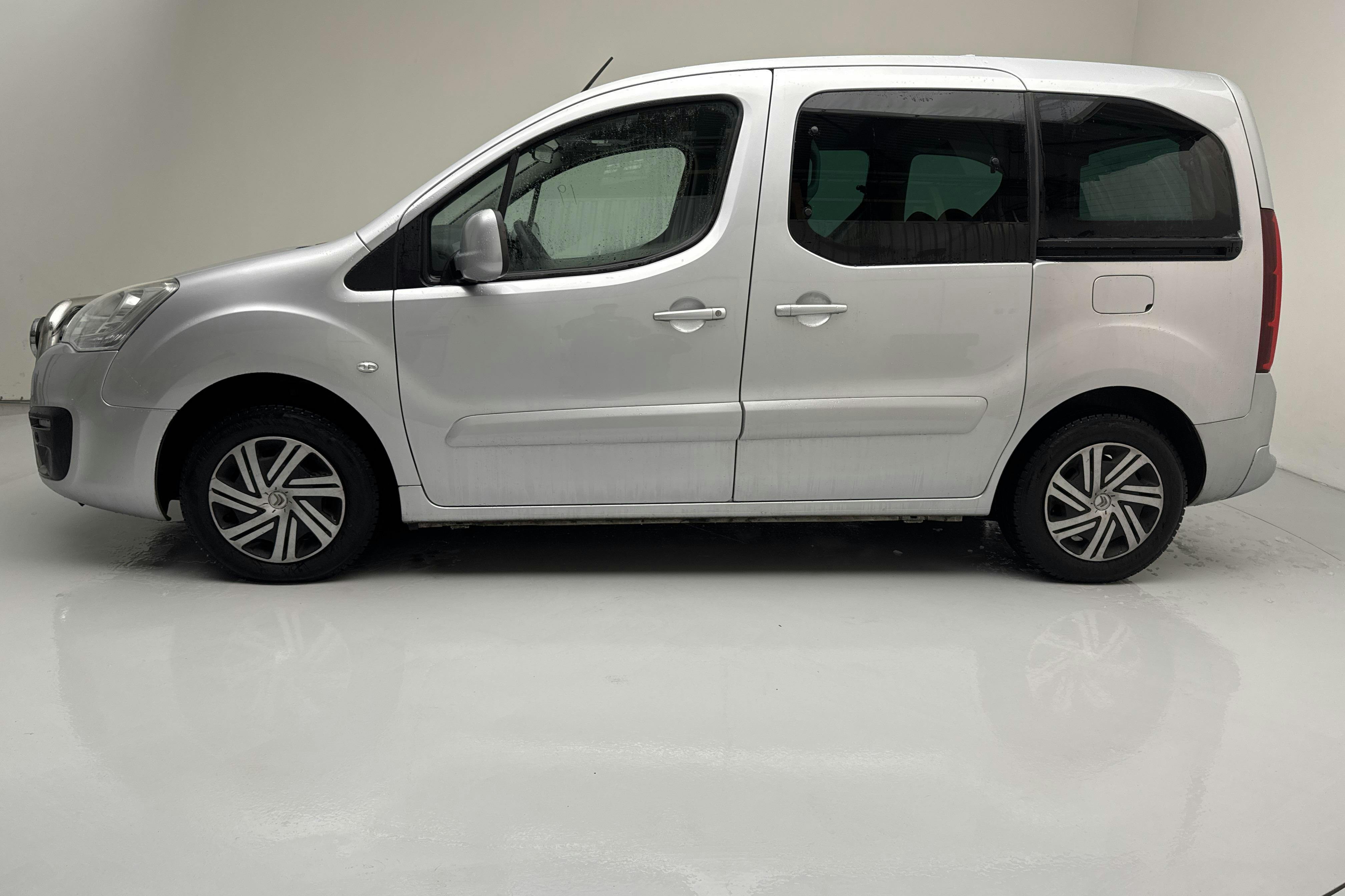 Presentationsfoto 2 av 12: Citroën Berlingo Multispace 1.6 BlueHDi (100hk) - 7 546 mil - Automat - silver - 2017