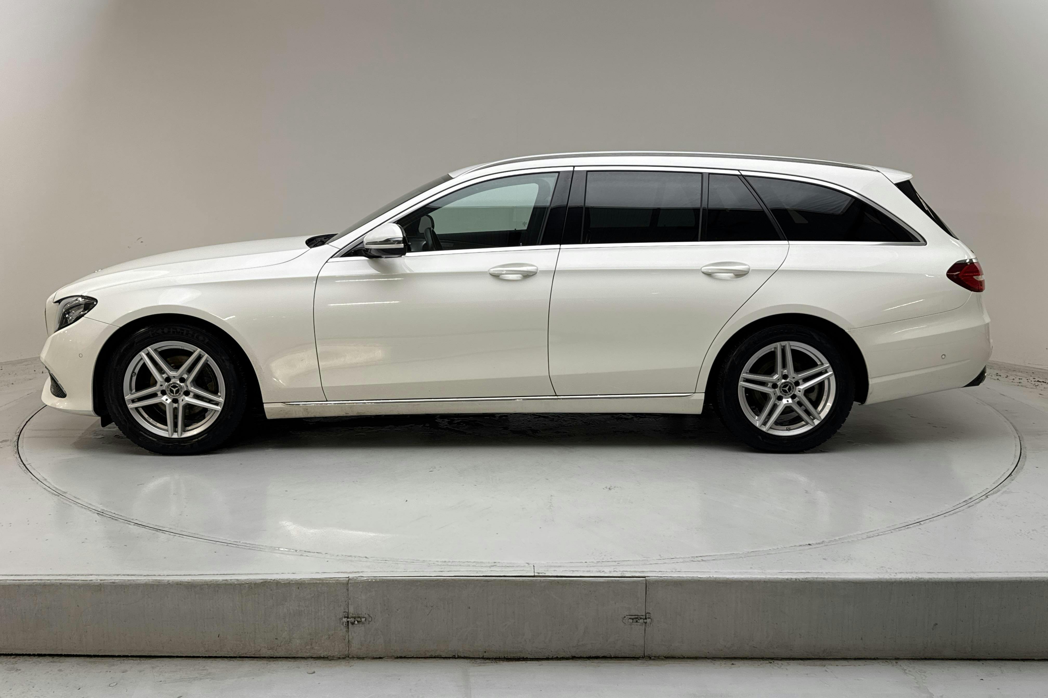 Presentationsfoto 2 av 16: Mercedes E 200 d Kombi S213 (150hk) - 13 300 mil - Automat - vit - 2018