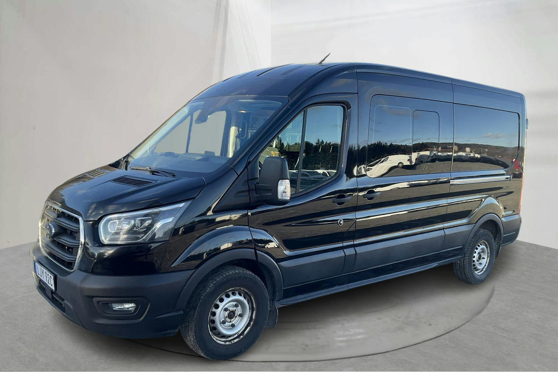 Presentationsfoto 1 av 12: Ford Transit 350 2.0 TDCi 2WD Skåp (170hk) - 15 888 mil - Automat - svart - 2020