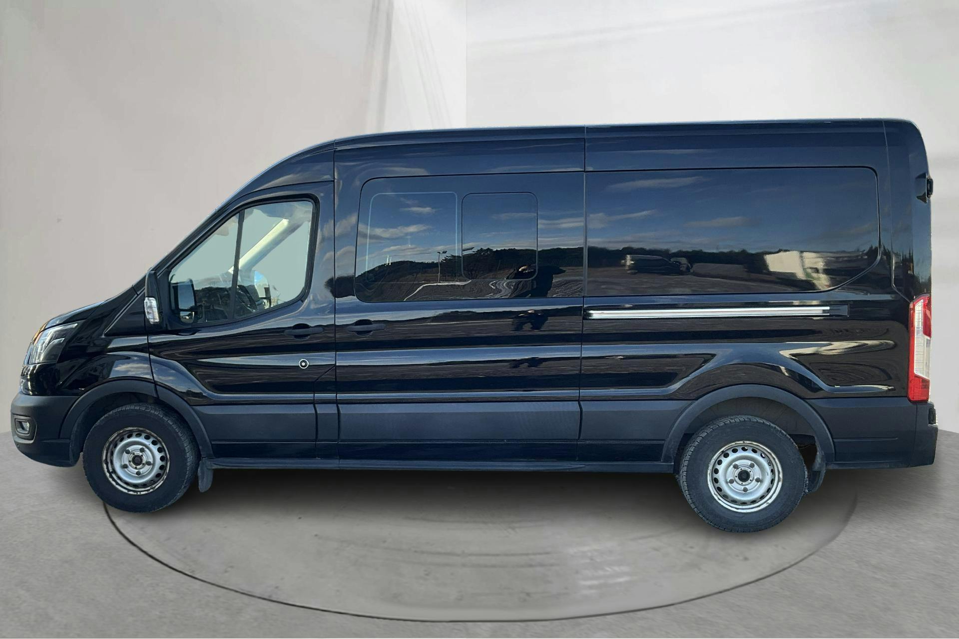 Presentationsfoto 2 av 12: Ford Transit 350 2.0 TDCi 2WD Skåp (170hk) - 15 888 mil - Automat - svart - 2020