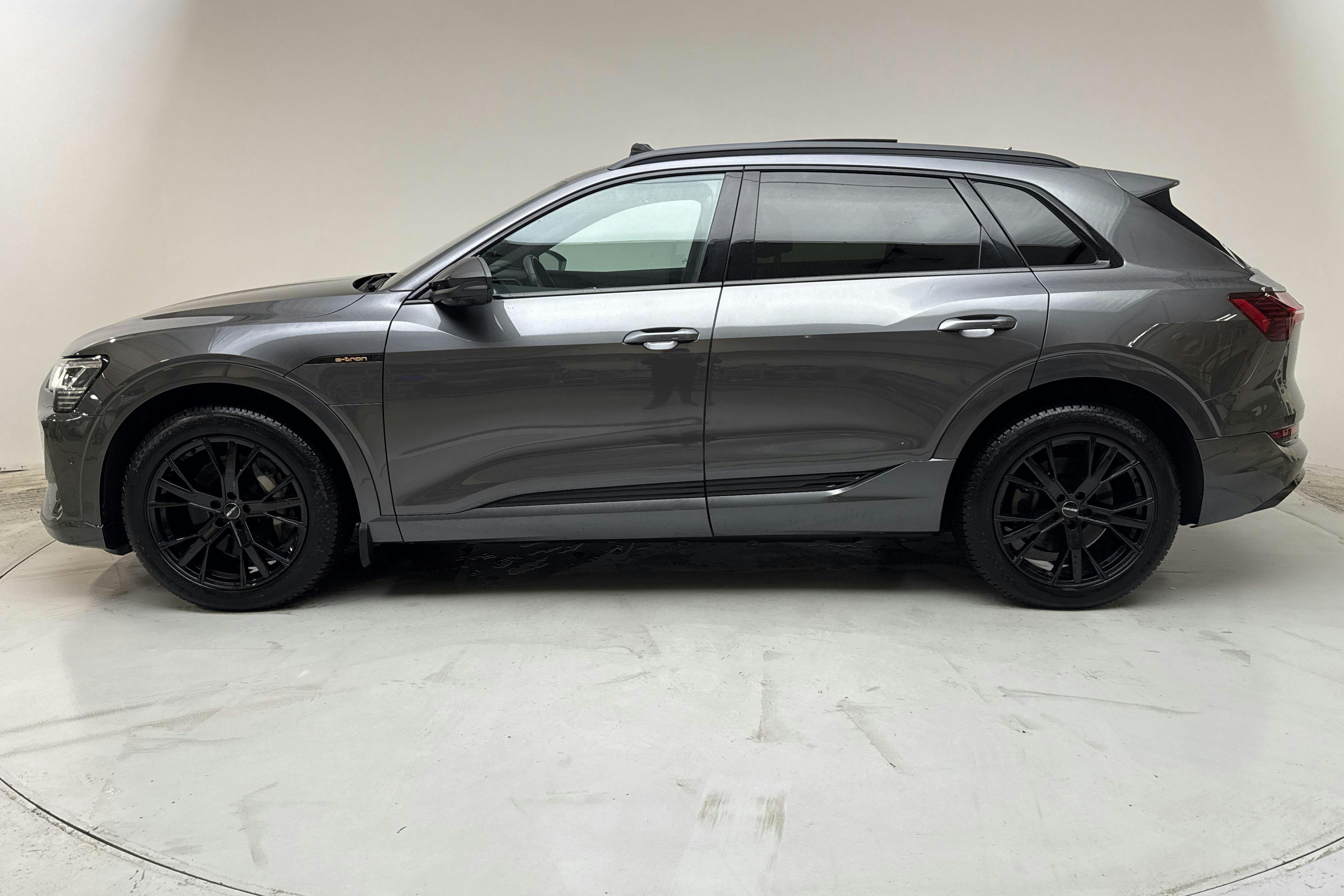 Presentationsfoto 2 av 18: Audi e-tron 55 quattro 95kWh (360hk) - 9 117 mil - Automat - grå - 2022