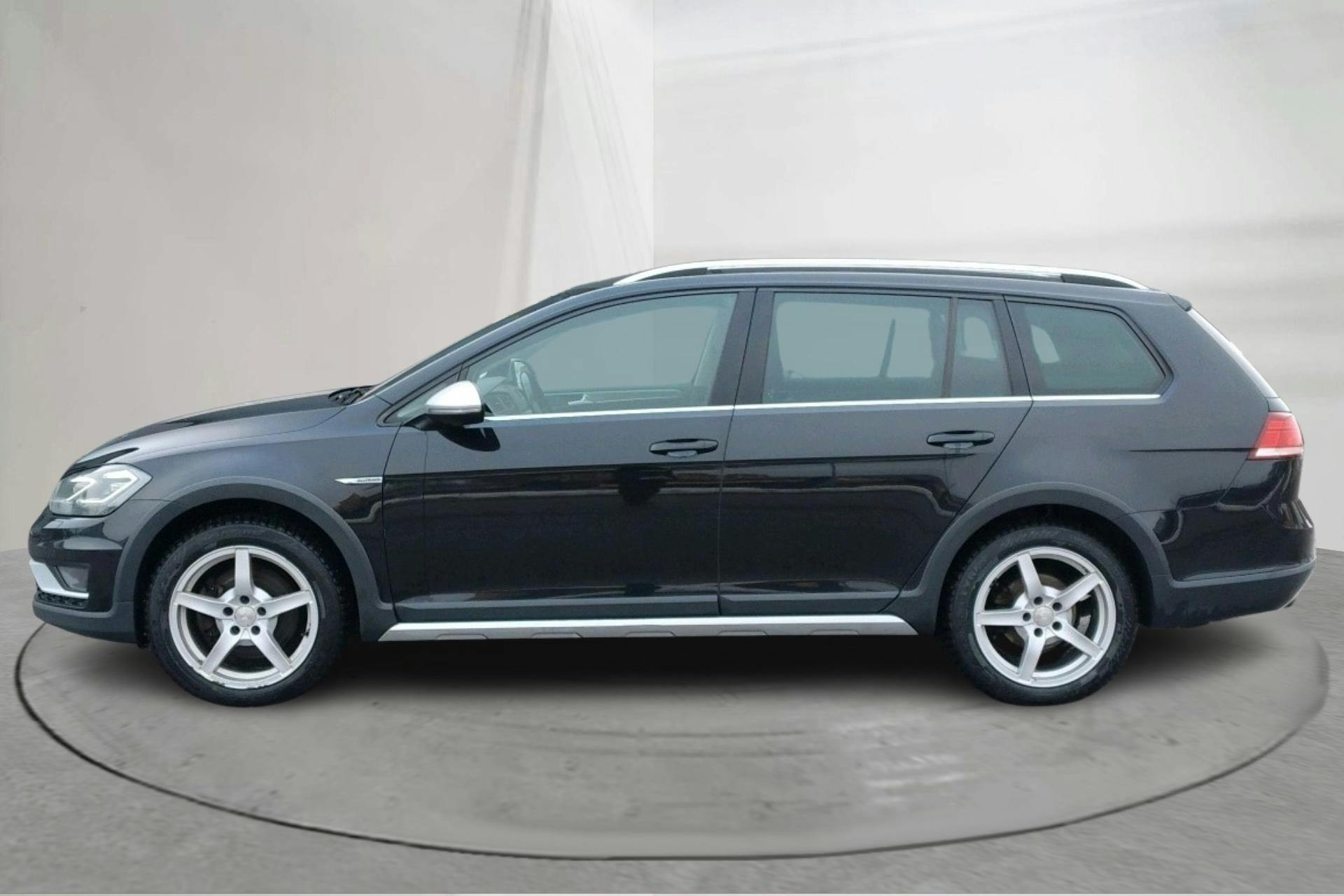 Presentationsfoto 2 av 15: VW Golf Alltrack 2.0 TDI 4Motion (184hk) - 19 744 mil - Automat - svart - 2017