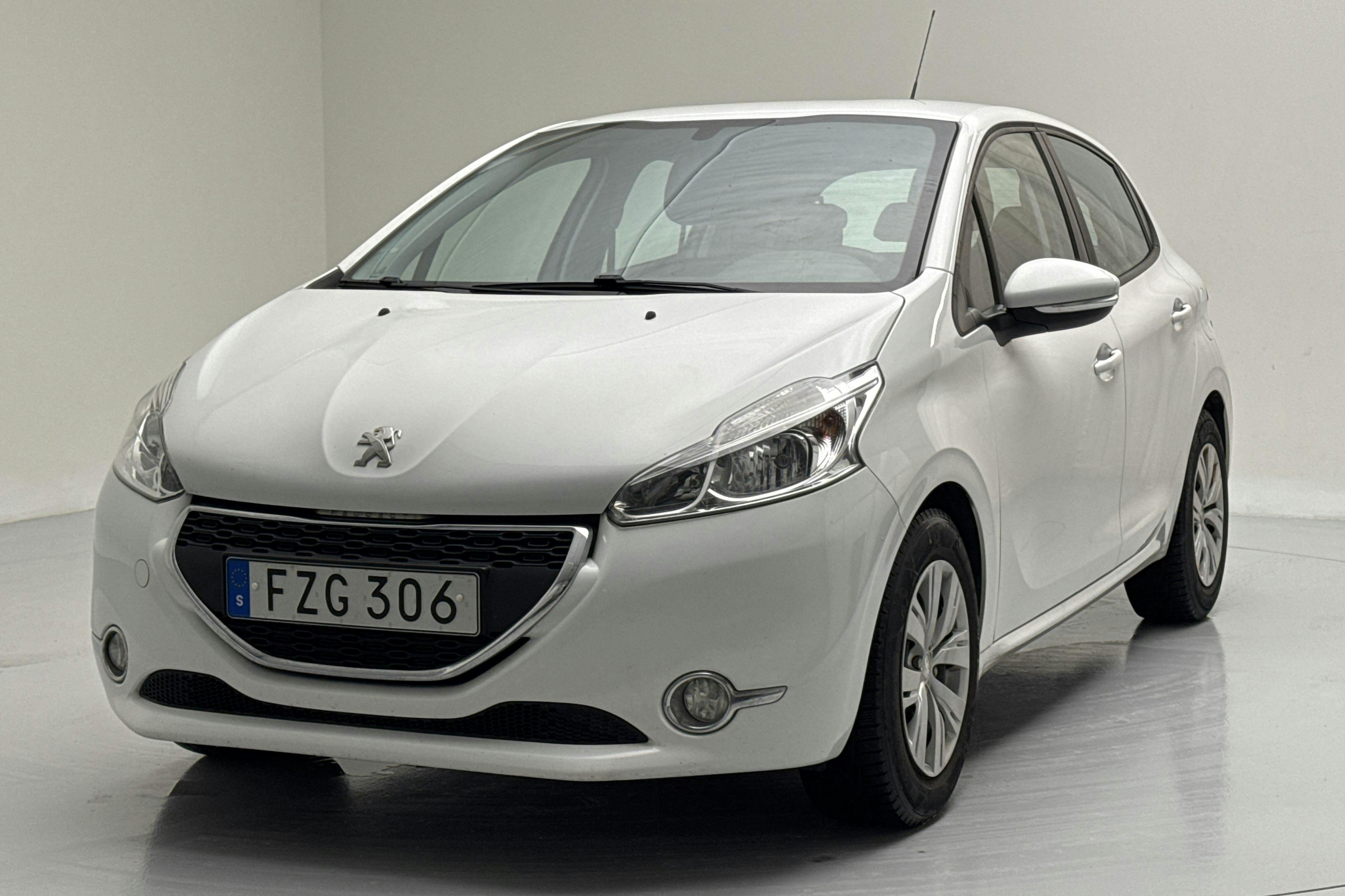 Presentation photo 1 of 12: Peugeot 208 1.2 VTi 5dr (82hk) - 105 860 km - Manual - white - 2015