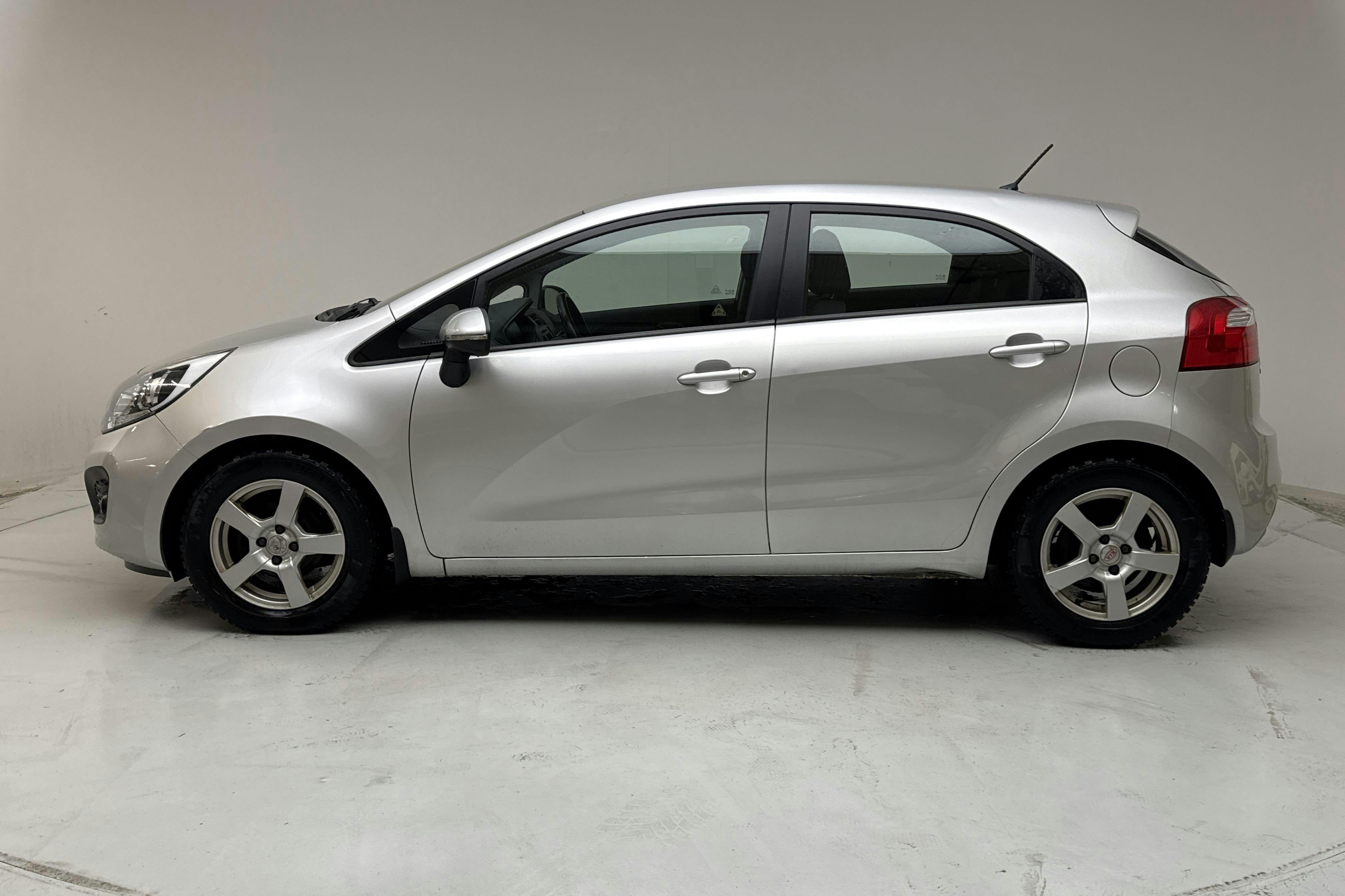 Presentationsfoto 2 av 13: KIA Rio 1.2 (85hk) - 6 490 mil - Manuell - grå - 2014