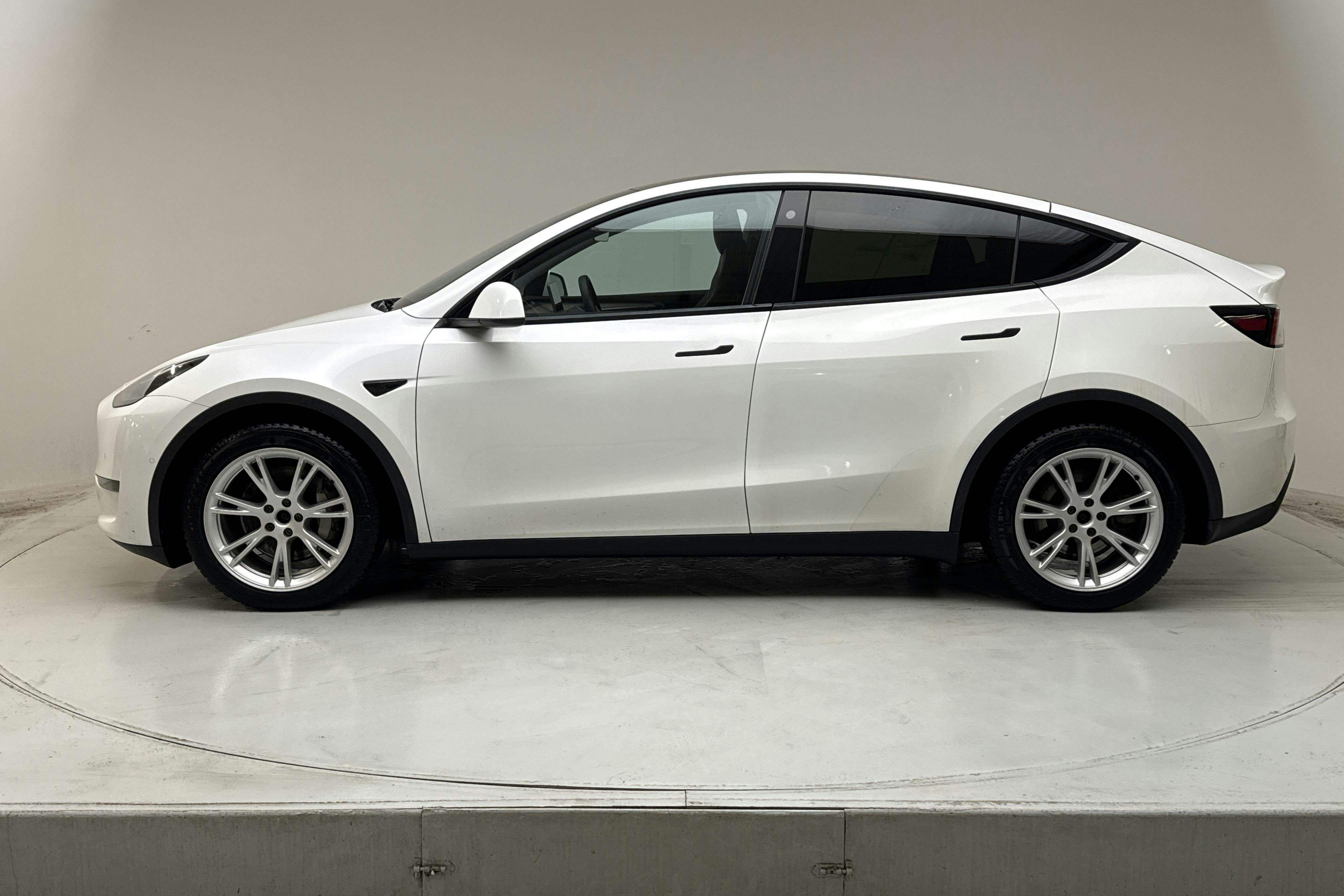 Presentation photo 2 of 20: Tesla Model Y Long Range Dual Motor AWD - 125 110 km - Automatic - white - 2022